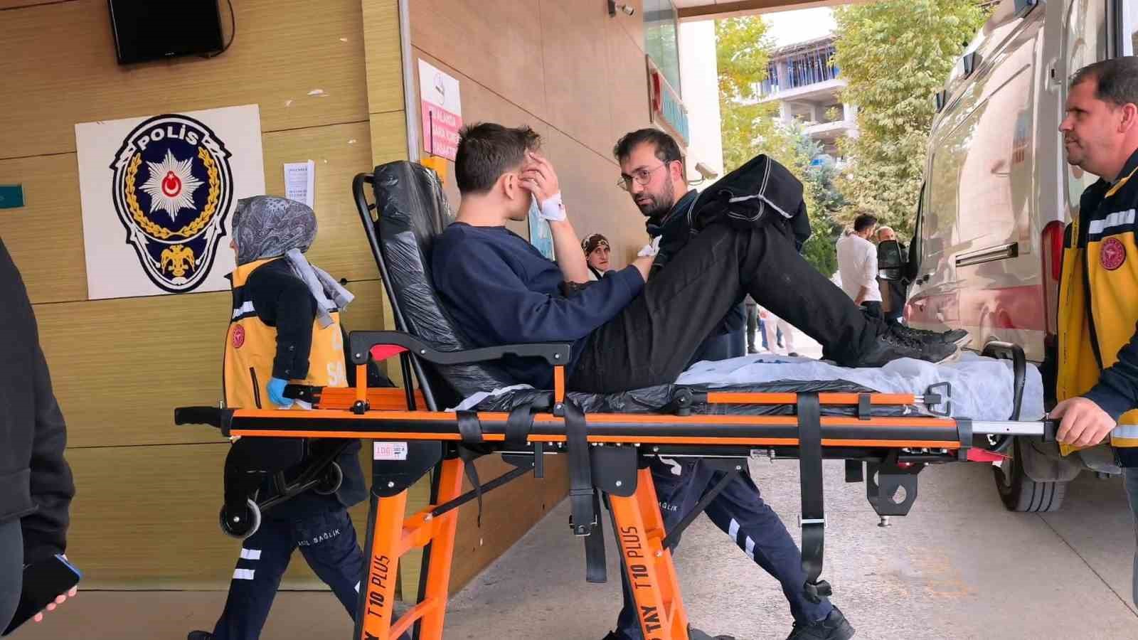 BURSA’NIN İNEGÖL İLÇESİNDE MEYDANA GELEN OLAYDA, ARIZALANAN MOTOSİKLETİNİ TAMİR ETMEYE ÇALIŞAN 35 YAŞINDAKİ KADİR B., ELİNİ ZİNCİR İLE DİŞLİ ARASINA KAPTIRDI. KAZADA TALİHSİZ GENCİN SAĞ EL BAŞ PARMAĞI KOPTU.