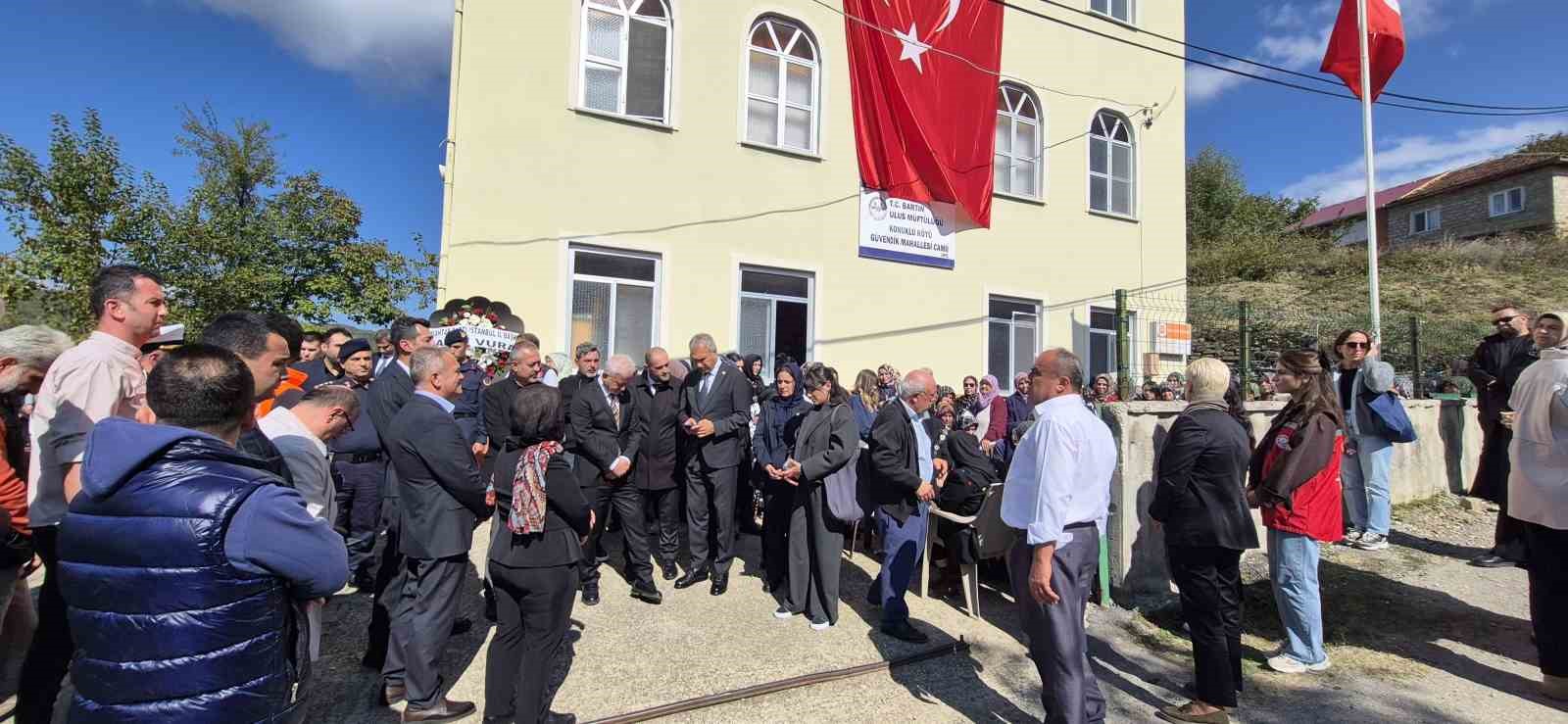 İSTANBUL’UN BAŞAKŞEHİR İLÇESİNDE BİR OKULDA MEYDANA GELEN BIÇAKLI SALDIRIDA AĞIR YARALANARAK HAYATINI KAYBEDEN 10 YAŞINDAKİ ESLEM SARE BULUT, MEMLEKETİ BARTIN’DA DÜZENLENEN CENAZE TÖRENİNİN ARDINDAN AİLE MEZARLIĞINA DEFNEDİLDİ.