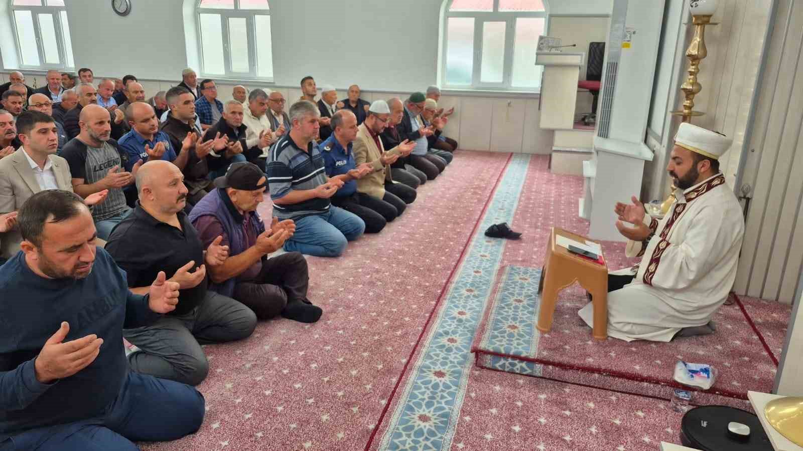 SAMSUN’UN ALAÇAM İLÇESİNDE AHİLİK HAFTASI ETKİNLİKLERİ KAPSAMINDA SANAYİ SİTESİ FETHİ KAYA CAMİSİ’NDE CUMA NAMAZI ÖNCESİ PROGRAM DÜZENLENDİ. PROGRAMIN ARDINDAN SANAYİ ESNAFI VE CAMİ CEMAATİNE ETLİ PİLAV, DONDURMA VE AYRAN İKRAM EDİLDİ.
