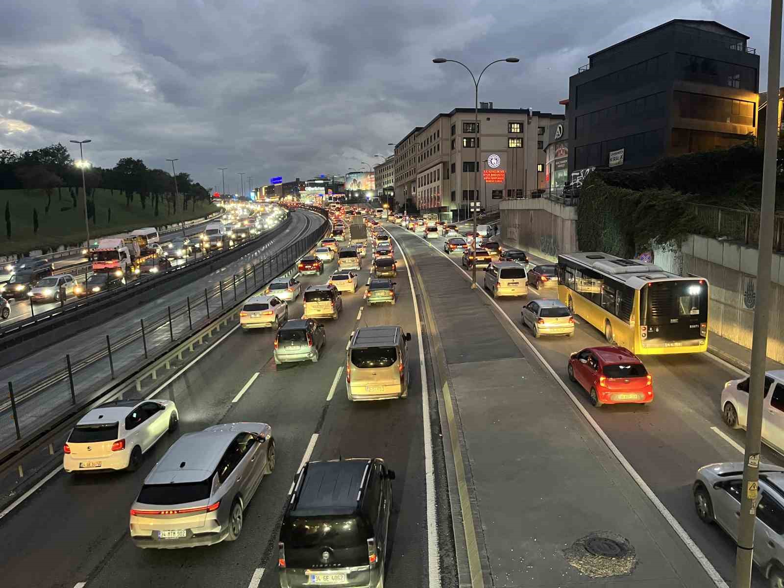 İSTANBUL'DA MESAİ ÇIKIŞINDA TRAFİK YOĞUNLUĞU YÜZDE 87'E ULAŞTI. E-5 KARA YOLU CENNET MAHALLESİ MEVKİİNDE YAPILAN YOL ÇALIŞMASI NEDENİYLE TRAFİK ADETA FELÇ OLURKEN, İŞTEN VE OKULLARINDAN EVE DÖNEN VATANDAŞLAR UZUN SÜRE YOLDA BEKLEDİ.