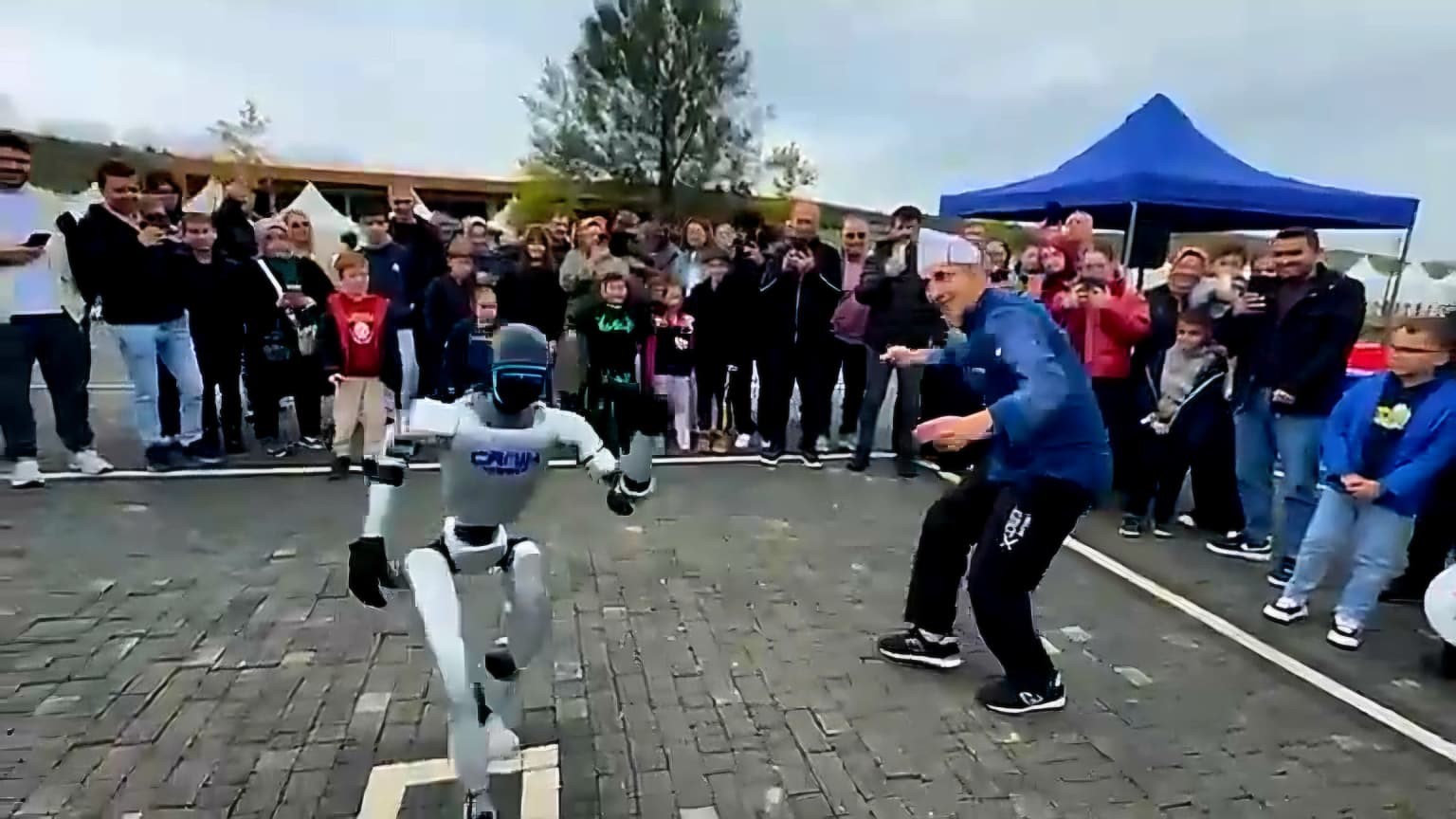 CANİK MEN İSİMLİ ROBOT, ALANDAKİ BİR ESNAF İLE BİRLİKTE ÇALAN ANKARA HAVASINDA OYUN OYNADI