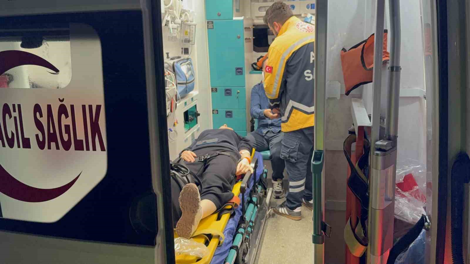 SAMSUN’DA YOLDAN ÇIKAN OTOMOBİLİN SAVRULARAK ORTA REFÜJE ÇIKMASI SONUCU MEYDANA GELEN KAZADA 2 KİŞİ YARALANDI.