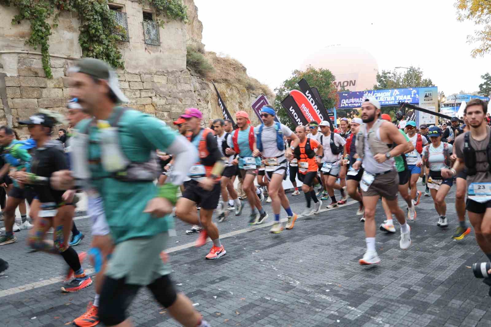 KAPADOKYA’DA DÜZENLENEN SALOMON CAPPADOCİA ULTRA TRAİL YARIŞLARINDA HEYECAN BAŞLADI. 73 ÜLKEDEN 3 BİNE YAKIN SPORCUNUN KATILDIĞI ORGANİZASYONDA 119, 63 VE 38 KİLOMETRELİK PARKURLARDA MÜCADELE EDEN SPORCULAR, KAPADOKYA’NIN EŞSİZ COĞRAFYASINDA ZORLU BİR DAYANIKLILIK SINAVI VERİYOR.