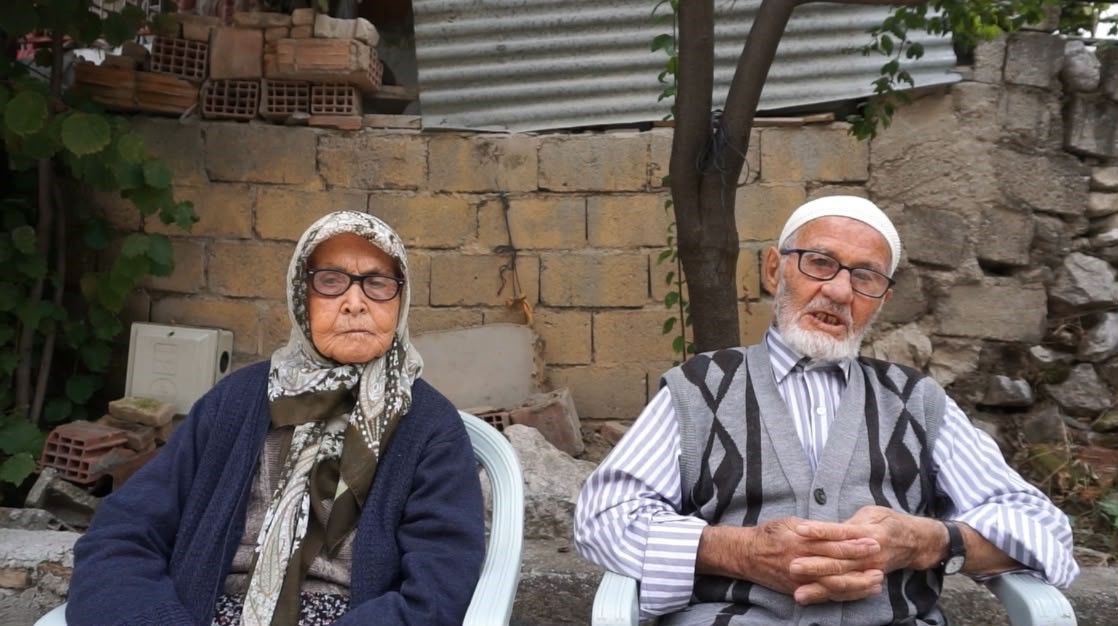 BURDUR'UN GÖLHİSAR İLÇESİNDE YAŞAYAN RAMAZAN VE NAZİRE EROĞUZ ÇİFTİ, 72 YILLIK EVLİLİKLERİYLE YILLARA MEYDAN OKUYOR. 1931 DOĞUMLU ÇİFT, HAYATIN TÜM ZORLUKLARINI BİRLİKTE GÖĞÜSLERKEN, ARADAN GEÇEN ONLARCA YILA RAĞMEN BİRBİRLERİNE OLAN BAĞLILIKLARINDAN VAZGEÇMEDİ.