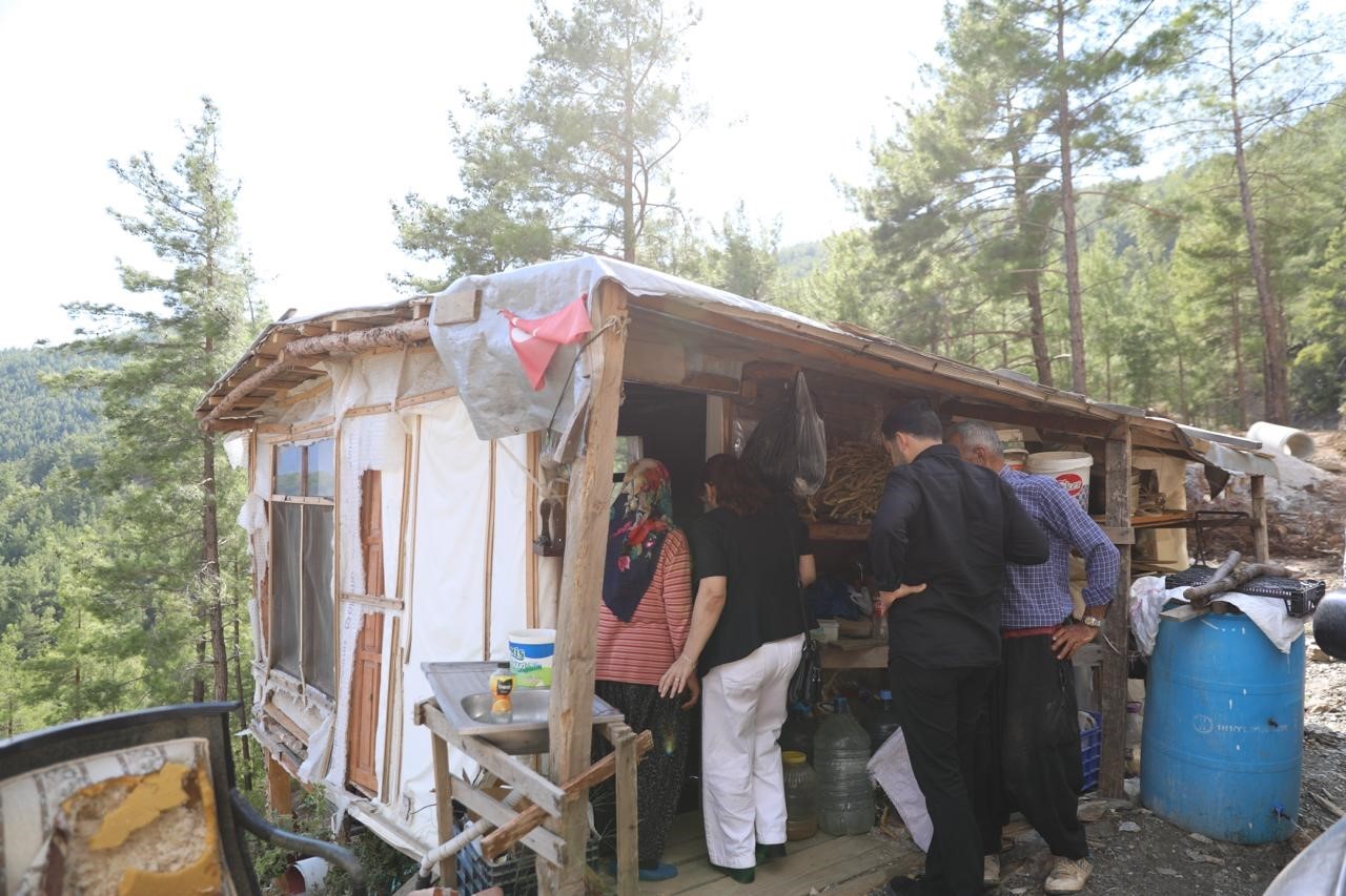 ALANYA BELEDİYESİ, UĞURLU MAHALLESİ’NDE ZORLU YAŞAM KOŞULLARI İÇİNDE HAYATINI SÜRDÜREN YAŞLI ÇİFT İÇİN YENİ BİR EV HAZIRLADI. ANAHTARLARI TESLİM EDİLEN ÇİFT, YENİ YUVALARINA KAVUŞMANIN MUTLULUĞUNU YAŞADI.