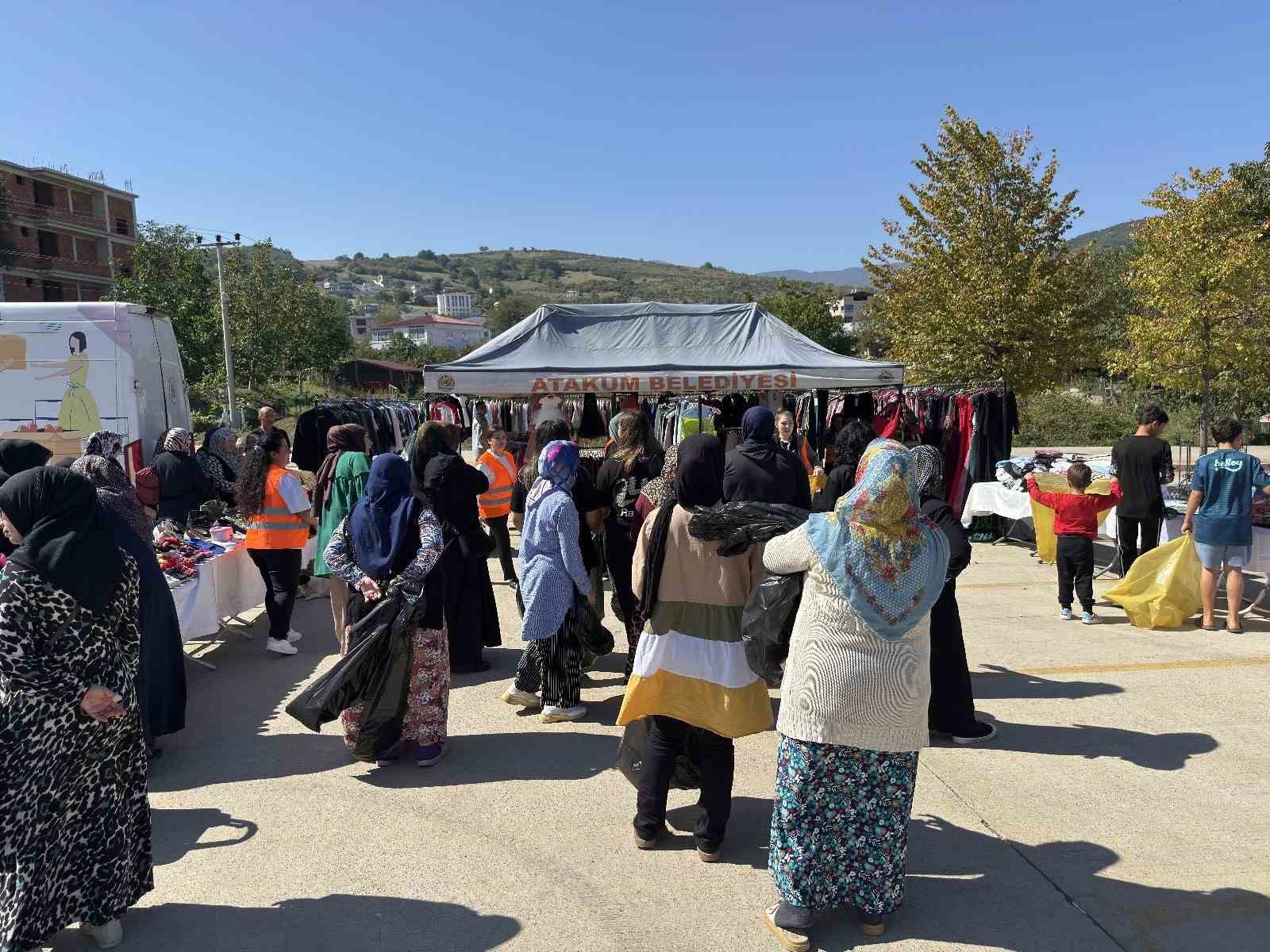 SAMSUN’UN ATAKUM BELEDİYESİ'NİN PAYMER MAĞAZASI VE KIRSALA TAŞINAN GEZİCİ STANTLAR ARACILIĞIYLA GİYİMDEN EV EŞYASINA, GELİNLİKTEN KIRTASİYEYE KADAR DAR GELİRLİ VATANDAŞLARIN YANINDA OLMAYI SÜRDÜRÜYOR.