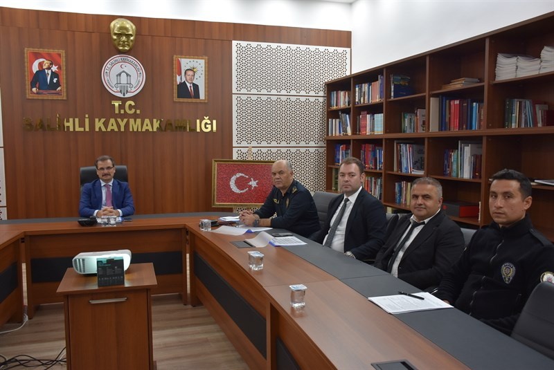 MANİSA’NIN SALİHLİ İLÇESİNDE VATANDAŞLARIN CAN VE MAL GÜVENLİĞİNİN SAĞLANMASI, GENEL ASAYİŞİN KORUNMASI VE ŞEHİR ESTETİĞİNİN İYİLEŞTİRİLMESİNE YÖNELİK ÇALIŞMALAR, EKİM AYI DEĞERLENDİRME TOPLANTISINDA ELE ALINDI.