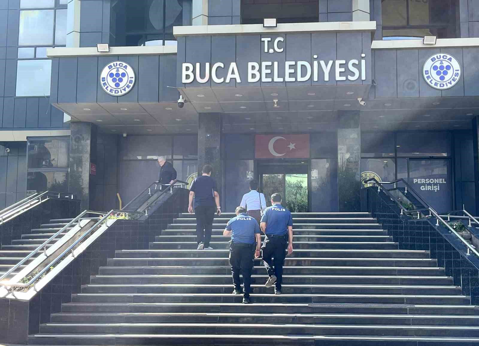 AVUKATLAR, İCRA MEMURLARI VE POLİS EKİPLERİ EŞLİĞİNDE İŞLEMLERİ GERÇEKLEŞTİRMEK ÜZERE BELEDİYE BİNASINA GİRDİ.