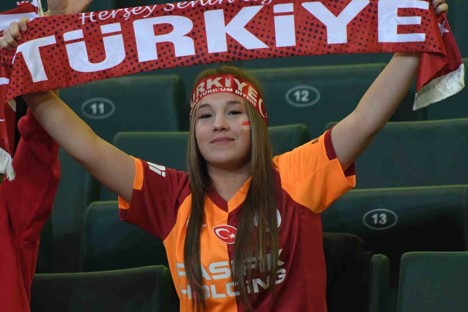 A MİLLİ FUTBOL TAKIMI, UEFA ULUSLAR A LİGİ 1. GRUP İLK MAÇINDA FRANSA İLE KOCAELİ'DE KARŞILAŞIYOR. MÜCADELENİN 15 DAKİKASI GOLSÜZ EŞİTLİKLE GEÇİLDİ.