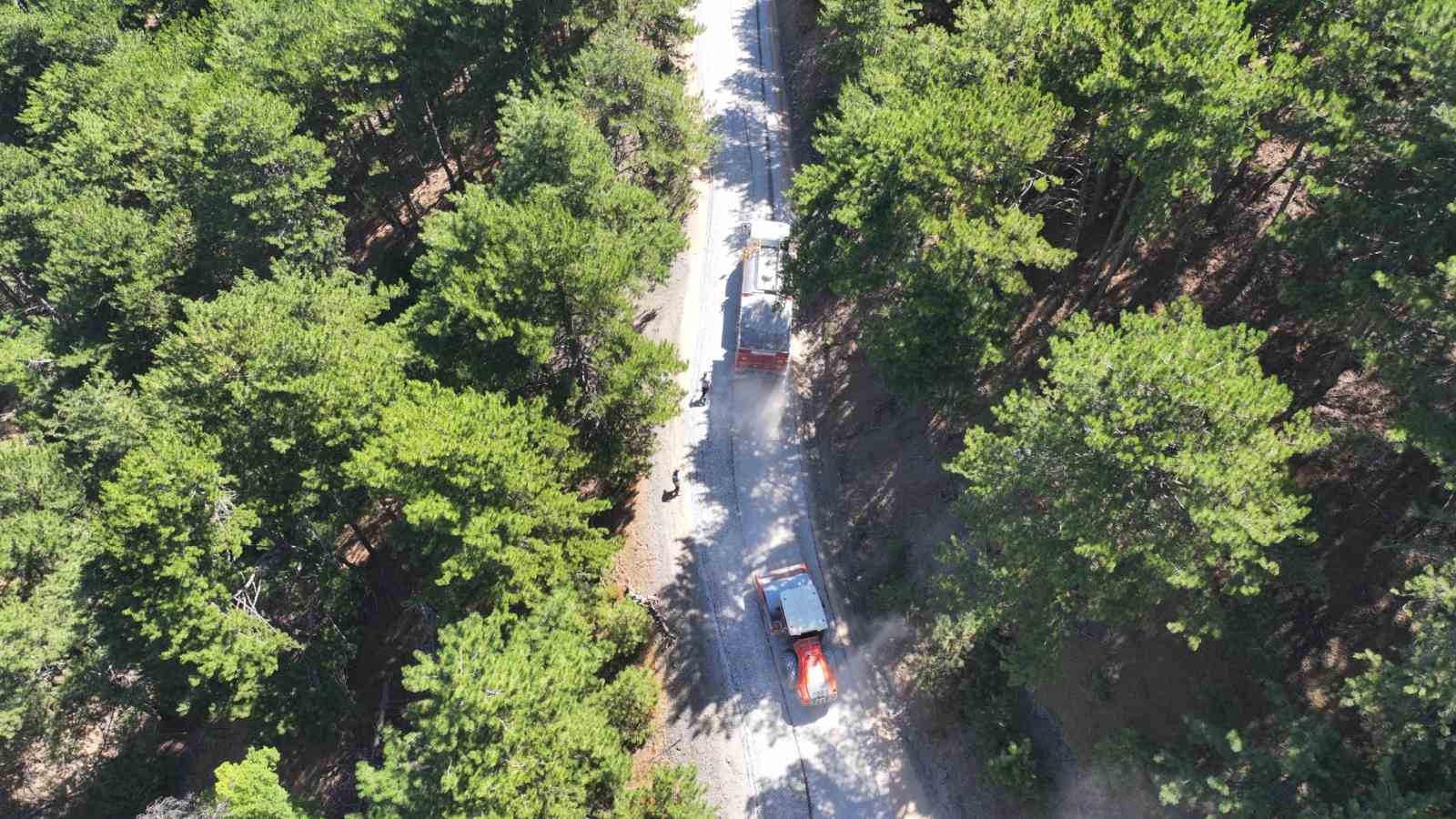 MANİSA BÜYÜKŞEHİR BELEDİYESİ, KENT GENELİNDE ULAŞIM KONFORUNU ARTIRMAK VE GÜVENLİ ULAŞIM SAĞLAMAK AMACIYLA YOL BAKIM VE ONARIM ÇALIŞMALARINI SÜRDÜRÜYOR. BU KAPSAMDA ŞEHZADELER İLÇESİNE BAĞLI AYVACIK MAHALLESİ YOLUNDA YAKLAŞIK 6 KİLOMETRELİK GÜZERGAHTA İKİNCİ KAT SOĞUK ASFALT KAPLAMA ÇALIŞMASI GERÇEKLEŞTİRİLDİ.