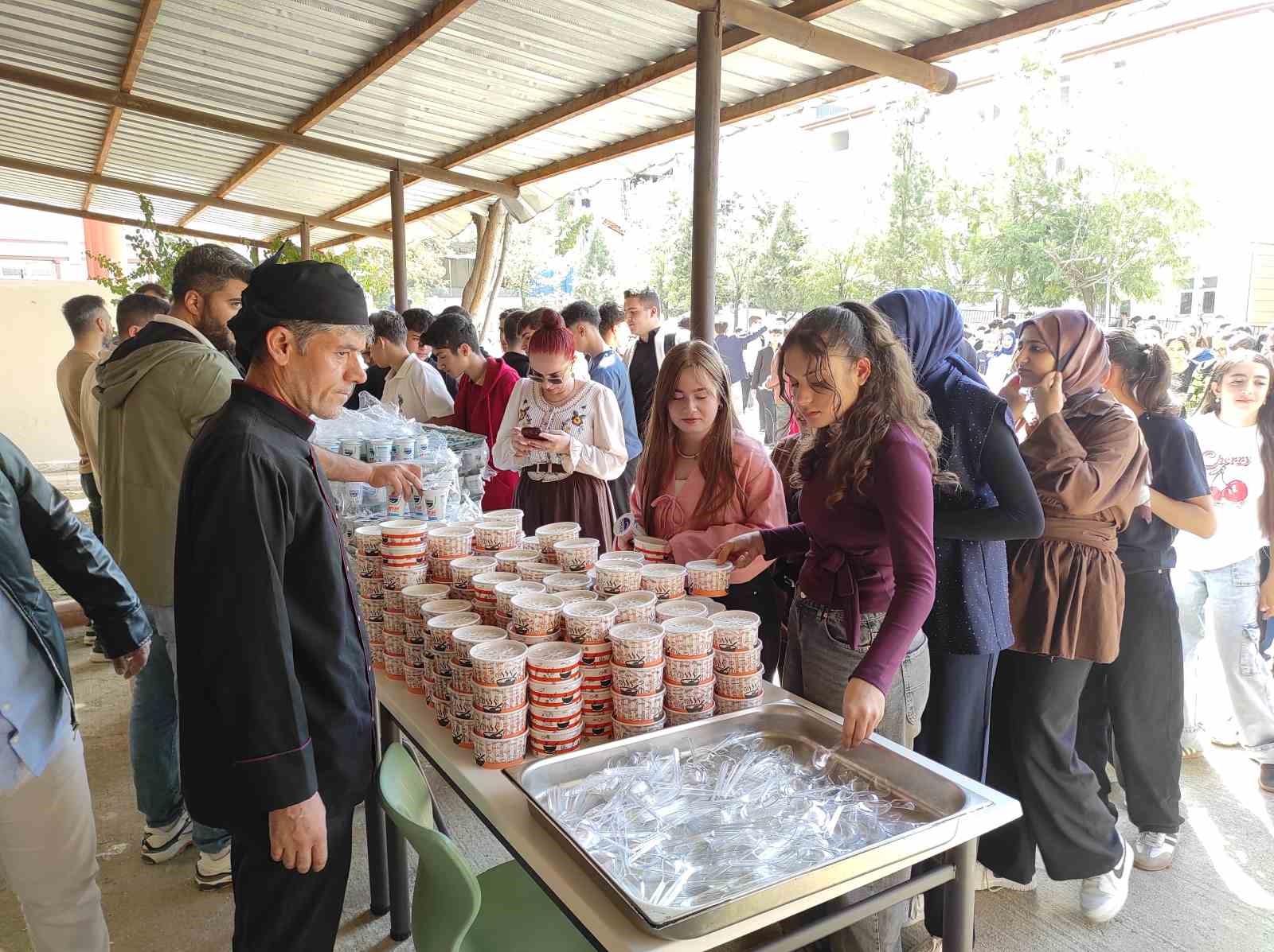 BATMAN’IN SASON İLÇESİNDE ANADOLU LİSESİ OKUL AİLE BİRLİĞİ VE OKUL İDARESİ TARAFINDAN, OKULA YENİ BAŞLAYAN ÖĞRENCİLERİN UYUM SÜRECİNE KATKI SAĞLAMAK VE OKUL ORTAMINI DAHA EĞLENCELİ HALE GETİRMEK AMACIYLA 'ANADOLU’DA ŞENLİK VAR' ADIYLA SONBAHAR ETKİNLİĞİ DÜZENLENDİ.