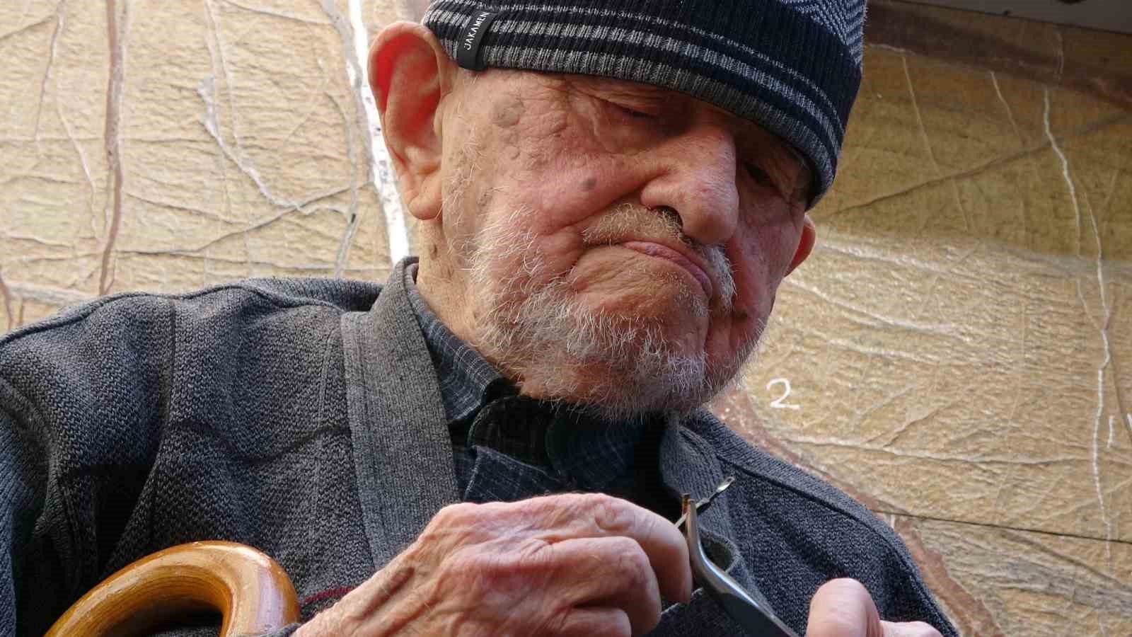 SAMSUN’DA ŞEHRİN TEK ŞEMSİYE TAMİRCİSİ OLAN 97 YAŞINDAKİ DURSUN YILDIZ, İLERLEYEN YAŞI VE TİTREYEN ELLERİNE RAĞMEN MESLEĞİNİ DÖRT KOLLA SARILIYOR. YAKLAŞIK 1 AYDIR HASTALIKLA MÜCADELE EDEN YILDIZ, SÖZ VERDİĞİ MÜŞTERİSİNİN ŞEMSİYESİNİ TAMİR ETMEK İÇİN YENİDEN TAMİR ALETLERİNİ ELİNE ALDI.