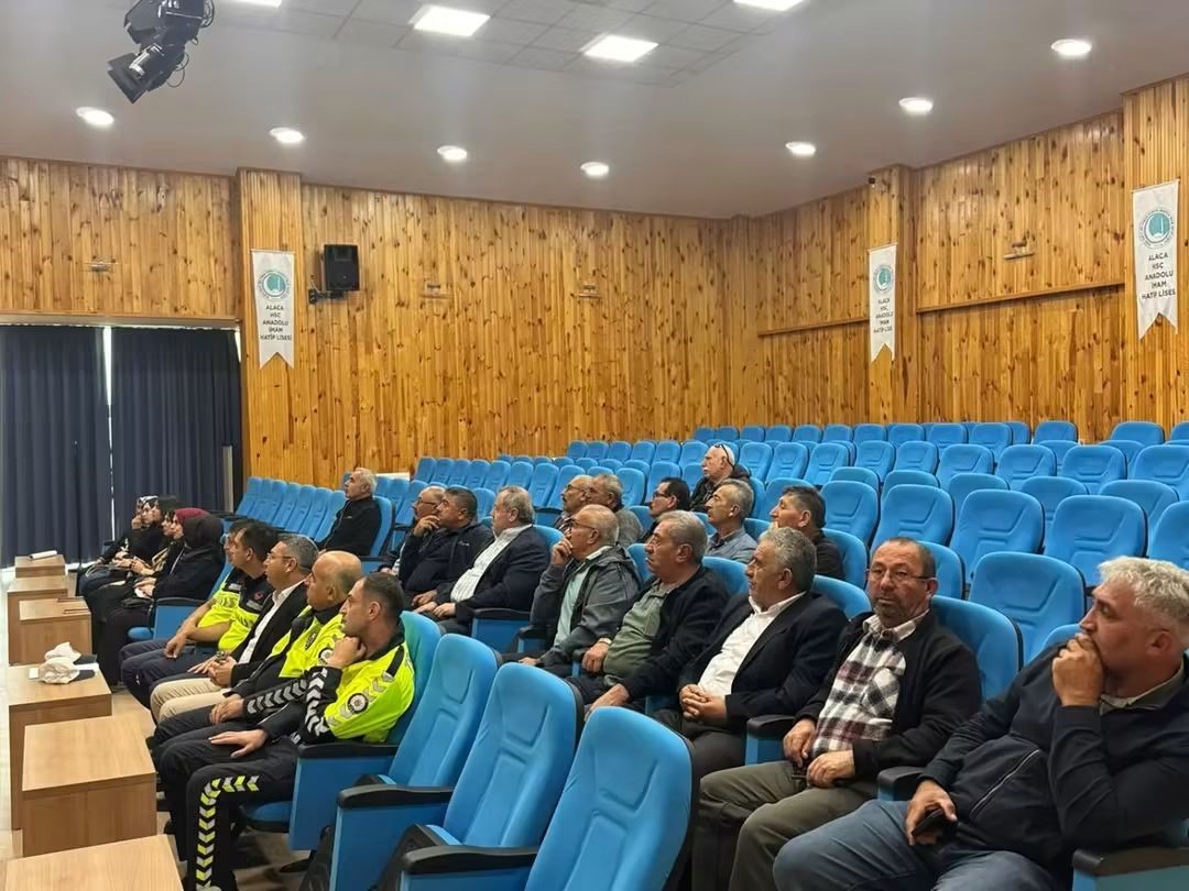 ALACA'DA JANDARMA VE POLİS EKİPLERİ TARAFINDAN OKUL SERVİSİ ARAÇLARININ SÜRÜCÜLERİNE TRAFİK EĞİTİMİ VERİLDİ.