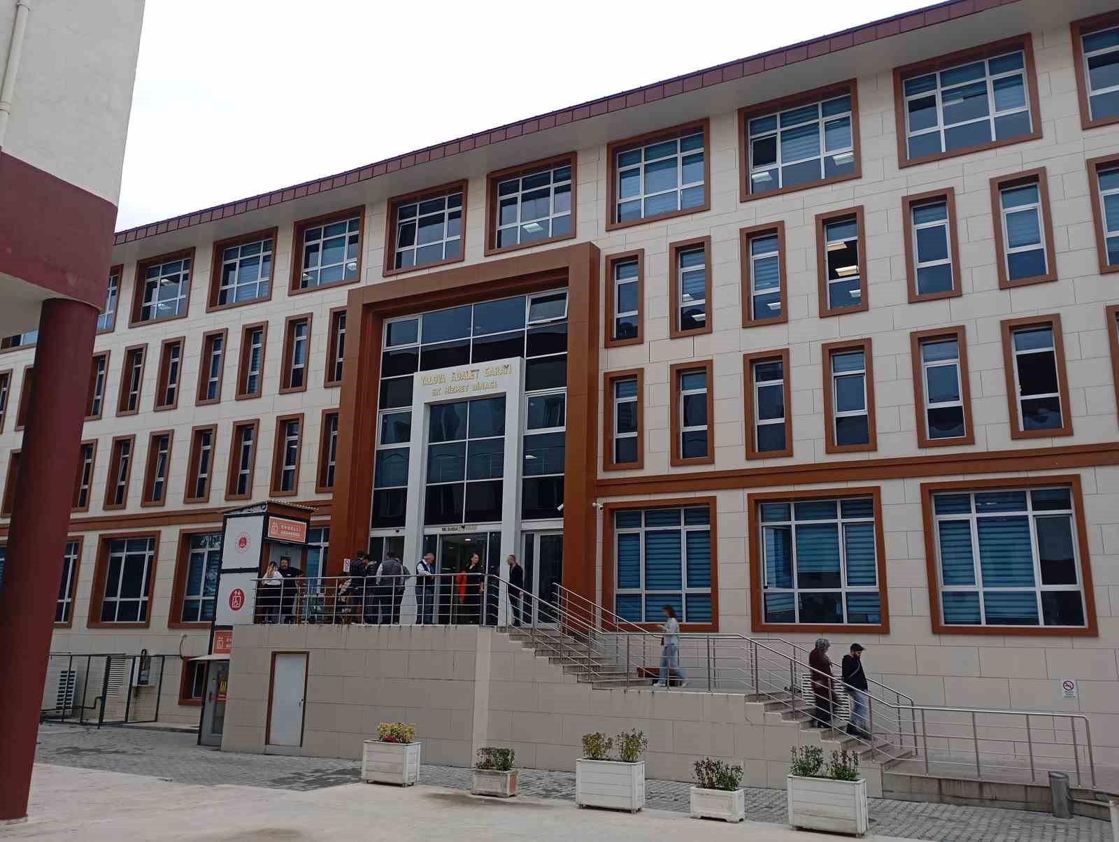 YALOVA’DA SANATÇI GÜLLÜ’NÜN ÖLÜMÜNE İLİŞKİN DAVANIN İLK DURUŞMASI DEVAM EDERKEN, TANIK SULTAN NUR ULU’NUN İFADELERİ DİKKAT ÇEKTİ. ULU, OLAY GECESİNDE YAŞANANLARI, TUĞYAN ÜLKEM GÜLTER İLE ARASINDAKİ KONUŞMALARI VE OLAY SONRASINDAKİ SÜRECİ ANLATTI.