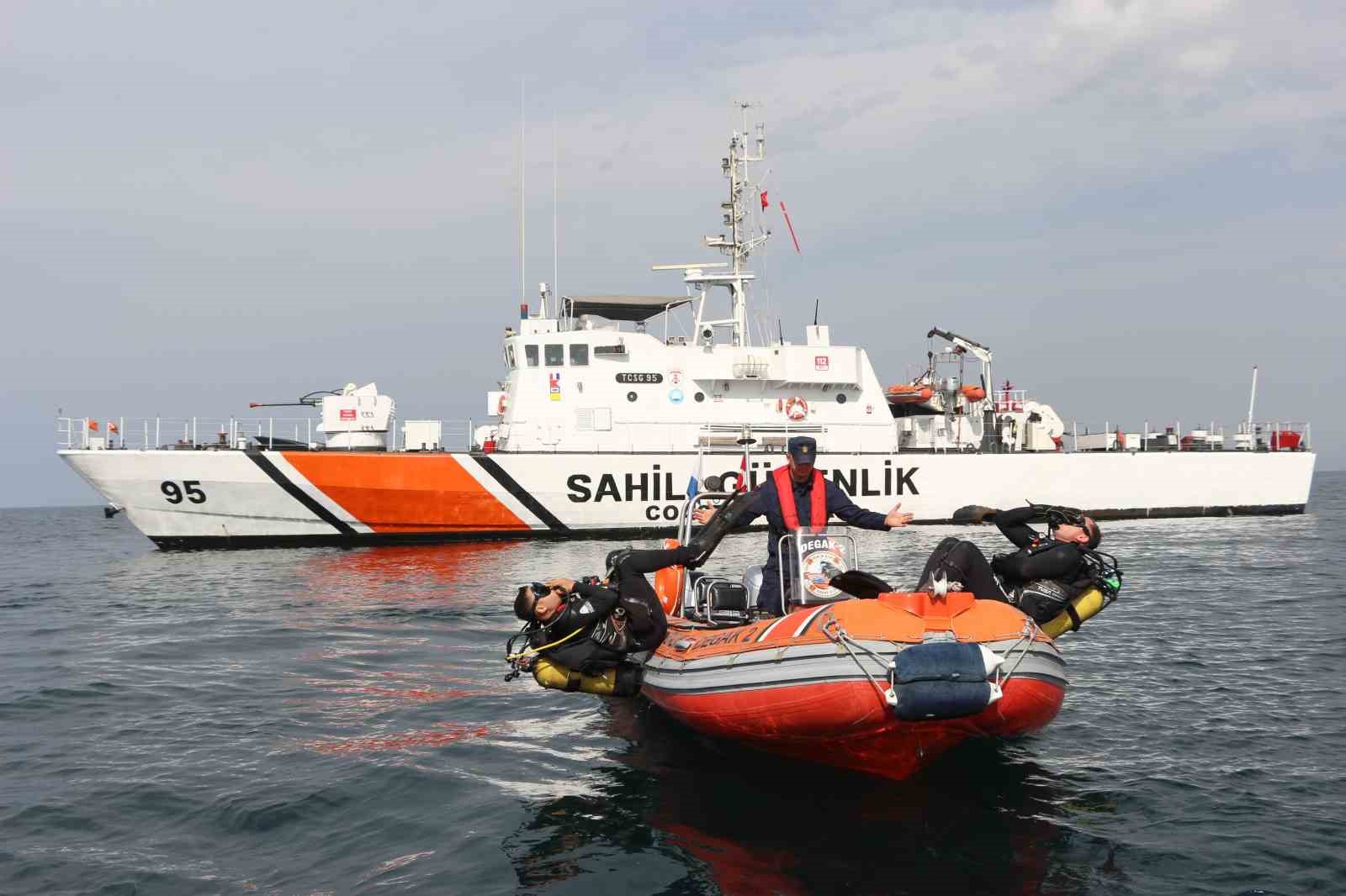 KARADENİZ'DE PALAMUT AVININ YOĞUNLAŞMASIYLA BİRLİKTE BALIKÇI TEKNELERİNİN HAREKETLİLİĞİ ARTARKEN, SAHİL GÜVENLİK DOĞU KARADENİZ GRUP KOMUTANLIĞI EKİPLERİ DENETİMLERİNİ KARADAN, HAVADAN VE DENİZDEN SÜRDÜRÜYOR.
