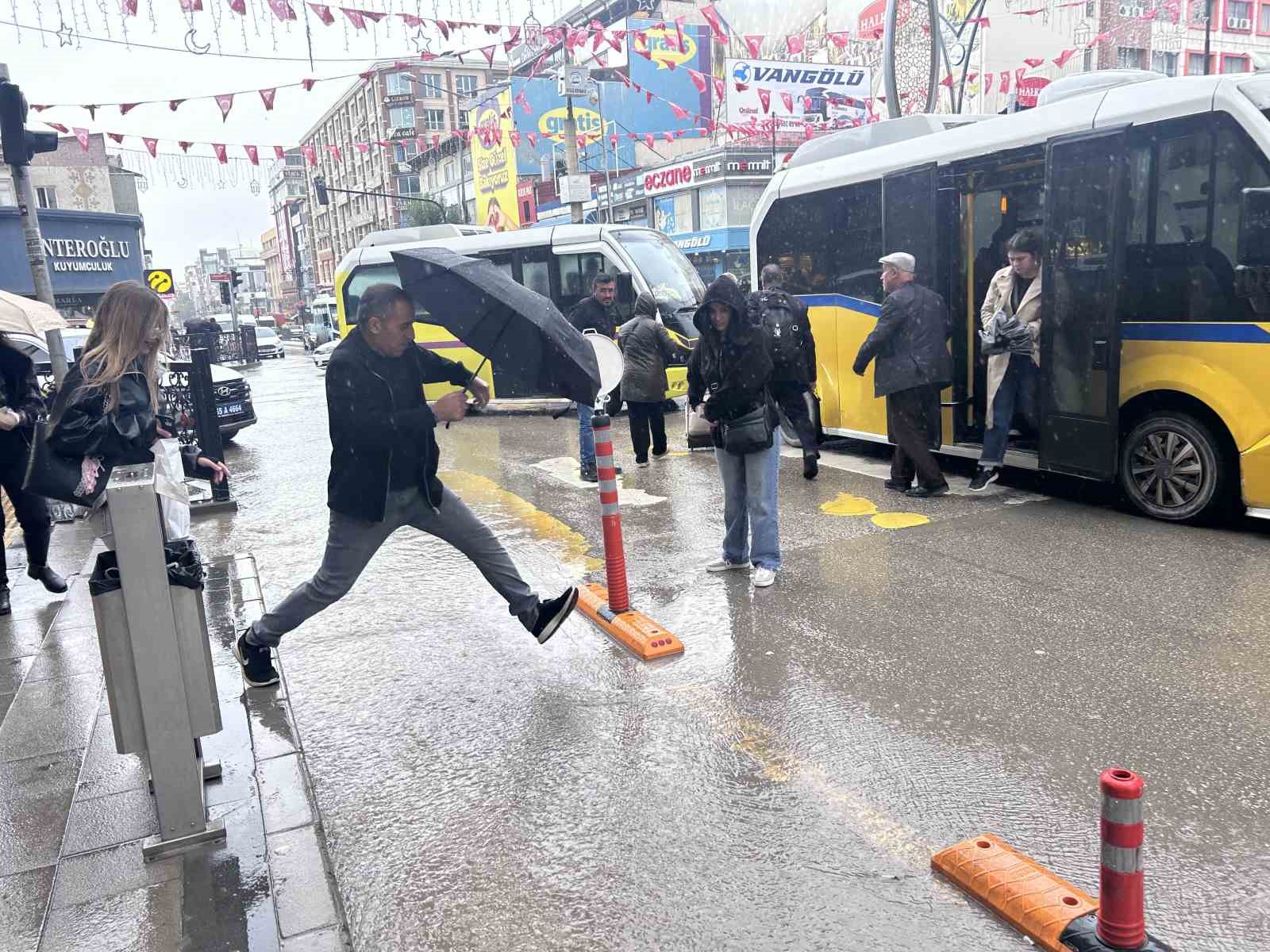 VAN’DA ANİDEN BASTIRAN SAĞANAK YAĞIŞ, KENTTE KISA SÜRELİĞİNE HAYATI OLUMSUZ ETKİLEDİ.