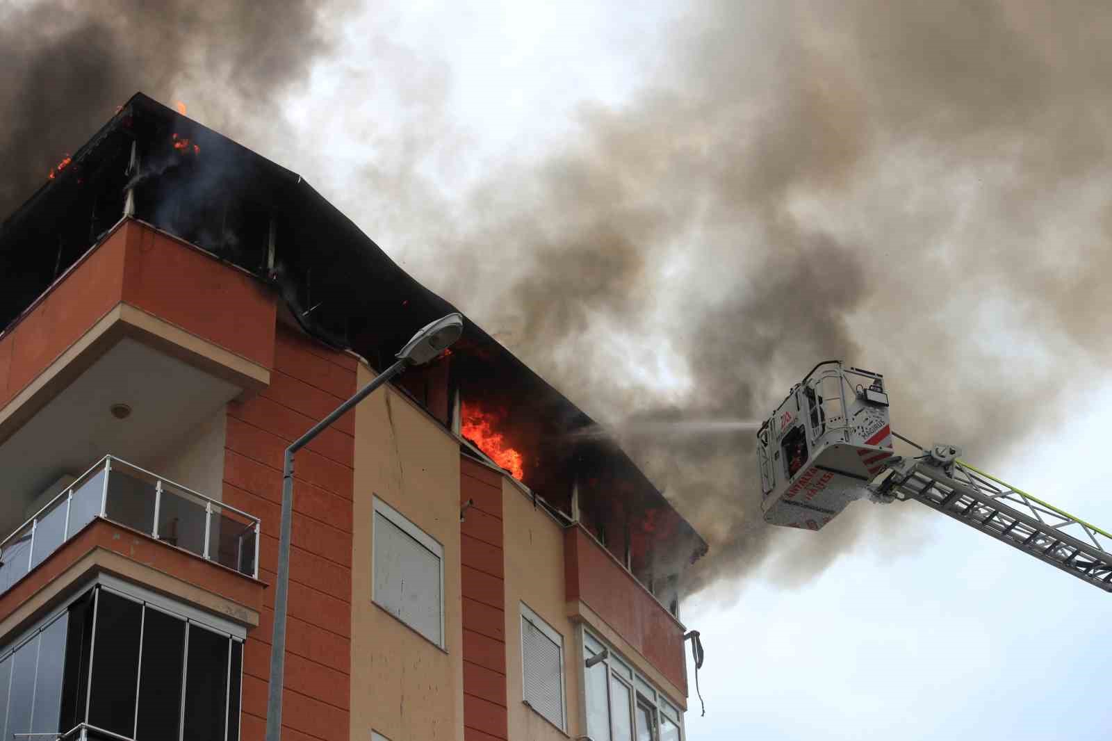 ANTALYA’DA 5 KATLI BİR APARTMANIN EN KATINDA YANGIN ÇIKTI. İTFAİYE EKİPLERİNİN YAKLAŞIK 1 SAATLİK ÇALIŞMASI SONUCU YANGIN SÖNDÜRÜLÜRKEN, DAİRE TAMAMEN KULLANILAMAZ HALE GELDİ.