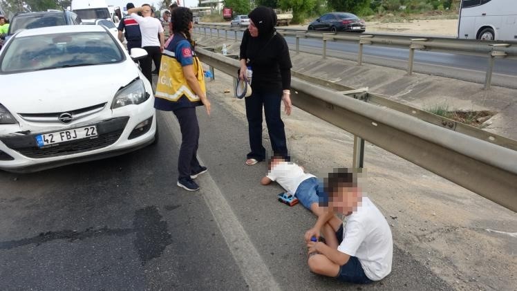 ANTALYA'NIN MANAVGAT İLÇESİNDE 3'Ü TUR ARACI OLMAK ÜZERE 6 ARACIN KARIŞTIĞI ZİNCİRLEME TRAFİK KAZASINDA ARALARINDA YABANCI UYRUKLU TURİSTLERİN DE BULUNDUĞU 17 KİŞİ YARALANDI.
