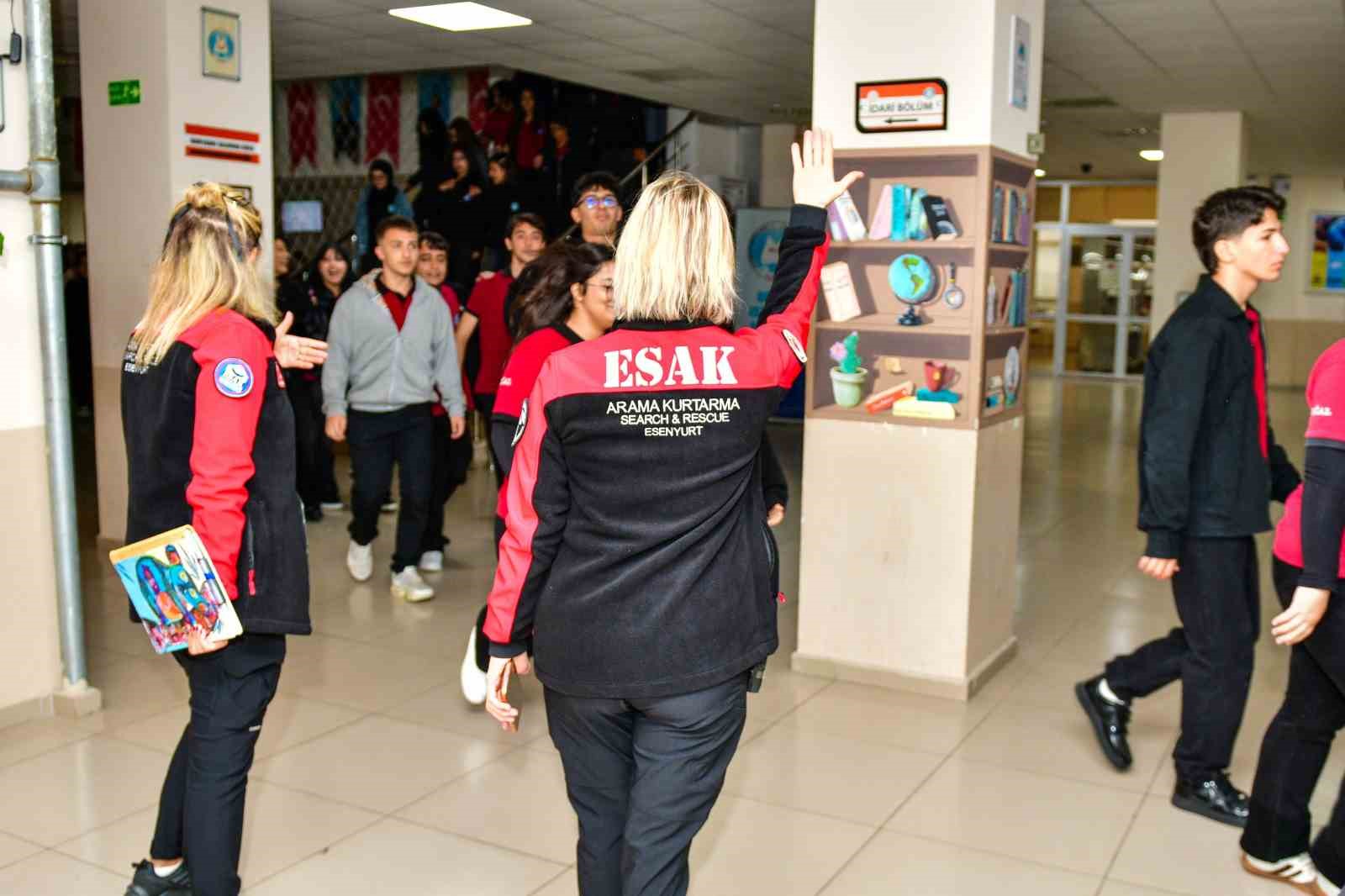 ÖĞRENCİLERE DEPREM ANINDA NELER YAPILMASI GEREKTİĞİNİ ANLATAN EKİPLER, HEM ÖĞRETTİ HEM DE UYGULAMALI OLARAK DEPREM ANINDA NASIL DAVRANILMASI GEREKTİĞİNİ GÖSTERDİ.
