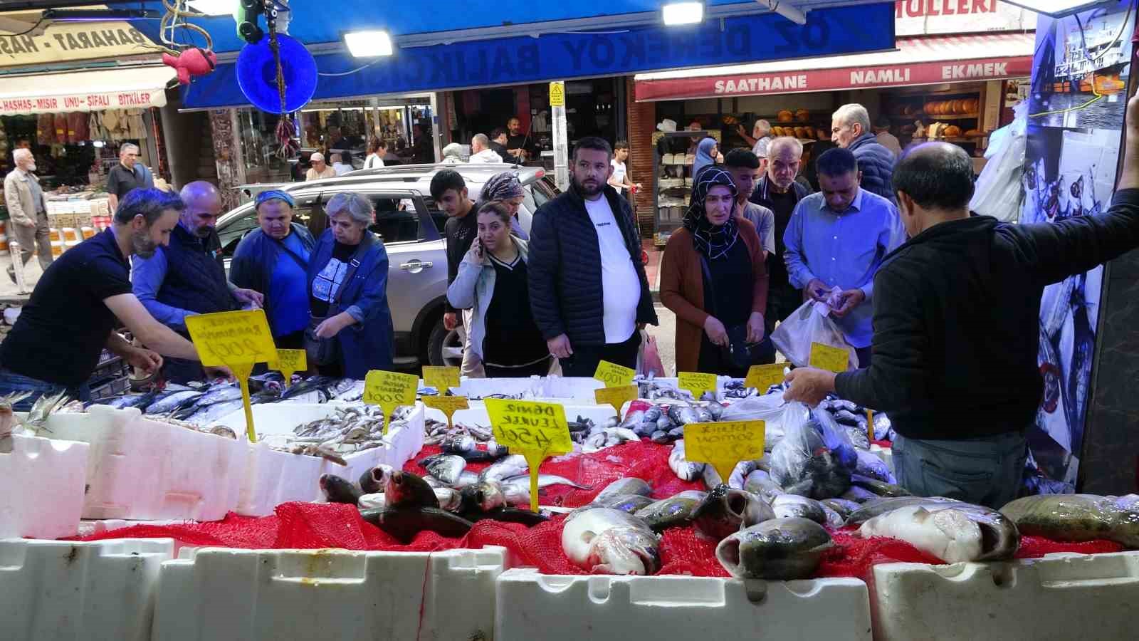 SAMSUN’DA KİLOLUK PALAMUTLARIN ADEDİ 90 TL’DEN SATILIYOR. VATANDAŞLAR UCUZ BALIK ALMAK İÇİN BİRBİRİYLE YARIŞIRKEN, BALIK SATICILARI İSE ALIŞVERİŞİN YOĞUNLUĞU NEDENİYLE DİNLENMEYE FIRSAT BULAMIYOR.