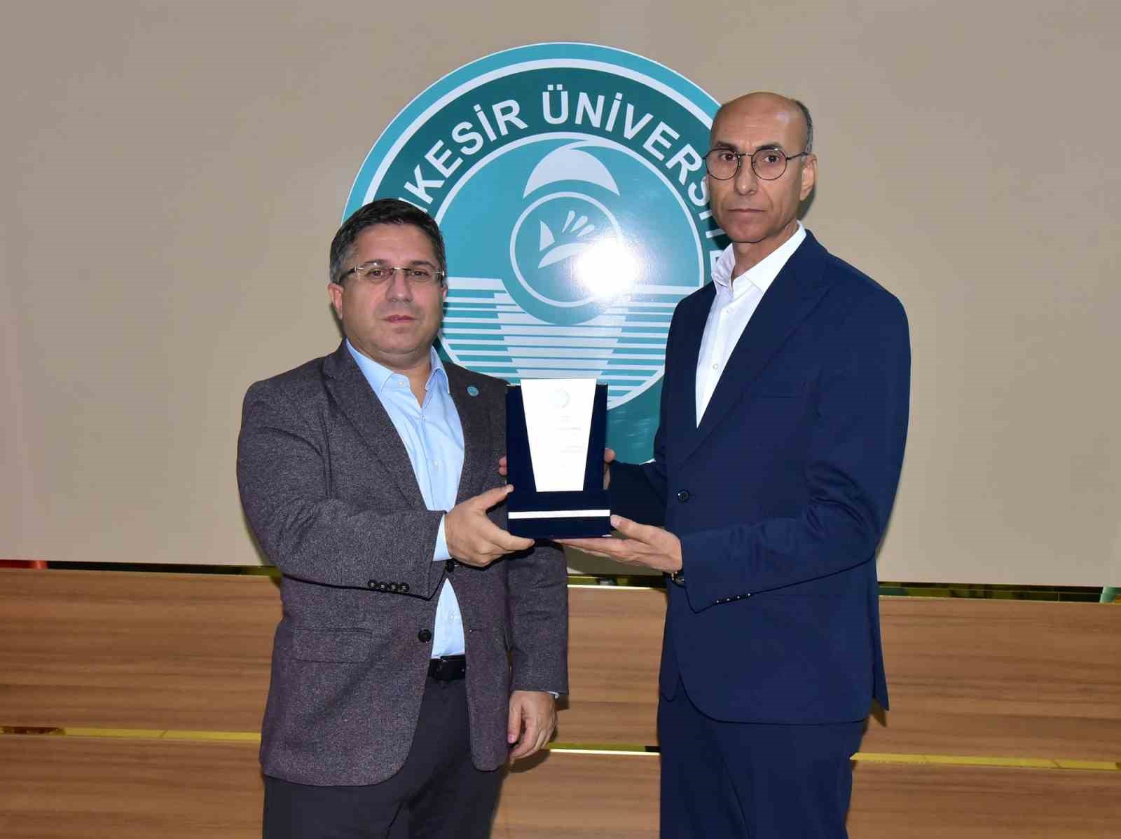 BİGADİÇ MYO’DA EĞİTİME KATKI SUNAN HAYIRSEVER İBRAHİM DURU’YA PLAKET