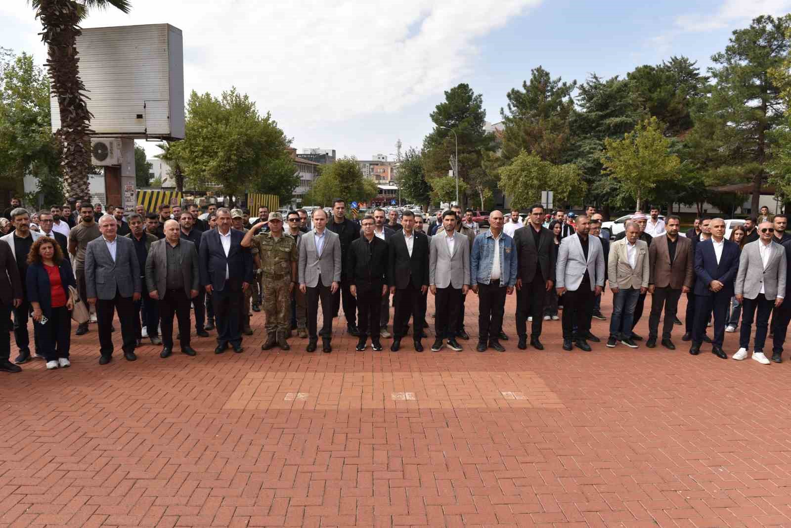 FESTİVAL KAPSAMINDA DÜZENLENEN YÜRÜYÜŞ, KANLIKUYU MEYDANI'NDAN BAŞLADI. SİVEREK KAYMAKAMI SALİH SAK, BELEDİYE BAŞKANI ALİ MURAT BUCAK, İLÇE PROTOKOLÜ VE VATANDAŞLARIN KATILDIĞI KORTEJ, CUMHURİYET MEYDANI OLARAK BİLİNEN ATATÜRK ANITI ÖNÜNDE SONA ERDİ.