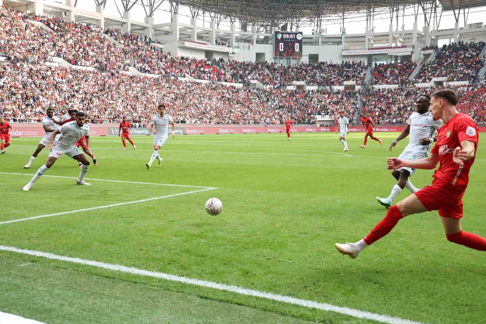 TRENDYOL SÜPER LİG’İN 8. HAFTASINDA AMED SPORTİF FAALİYETLER, SAHASINDA KONYASPOR İLE MÜCADELE EDİYOR. MÜSABAKANIN İLK YARISI GOLSÜZ EŞİTLİK İLE SONUÇLANDI.