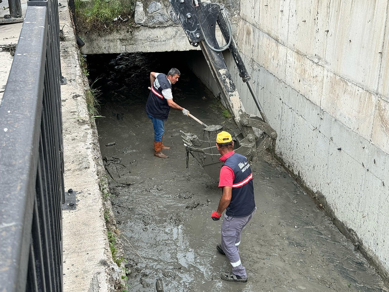 İSTANBUL'DA SU KANALLARININ TIKANMASI SONUCU YAŞANAN SEL FELAKETİNİN ARDINDAN KARABÜK'TE DE OLASI TAŞKINLARIN ÖNÜNE GEÇMEK AMACIYLA KENT MERKEZİ VE MAHALLELERDEKİ DERE YATAKLARI İLE SU KANALLARINDA GENİŞLETME VE ISLAH ÇALIŞMALARI YÜRÜTÜLÜYOR.