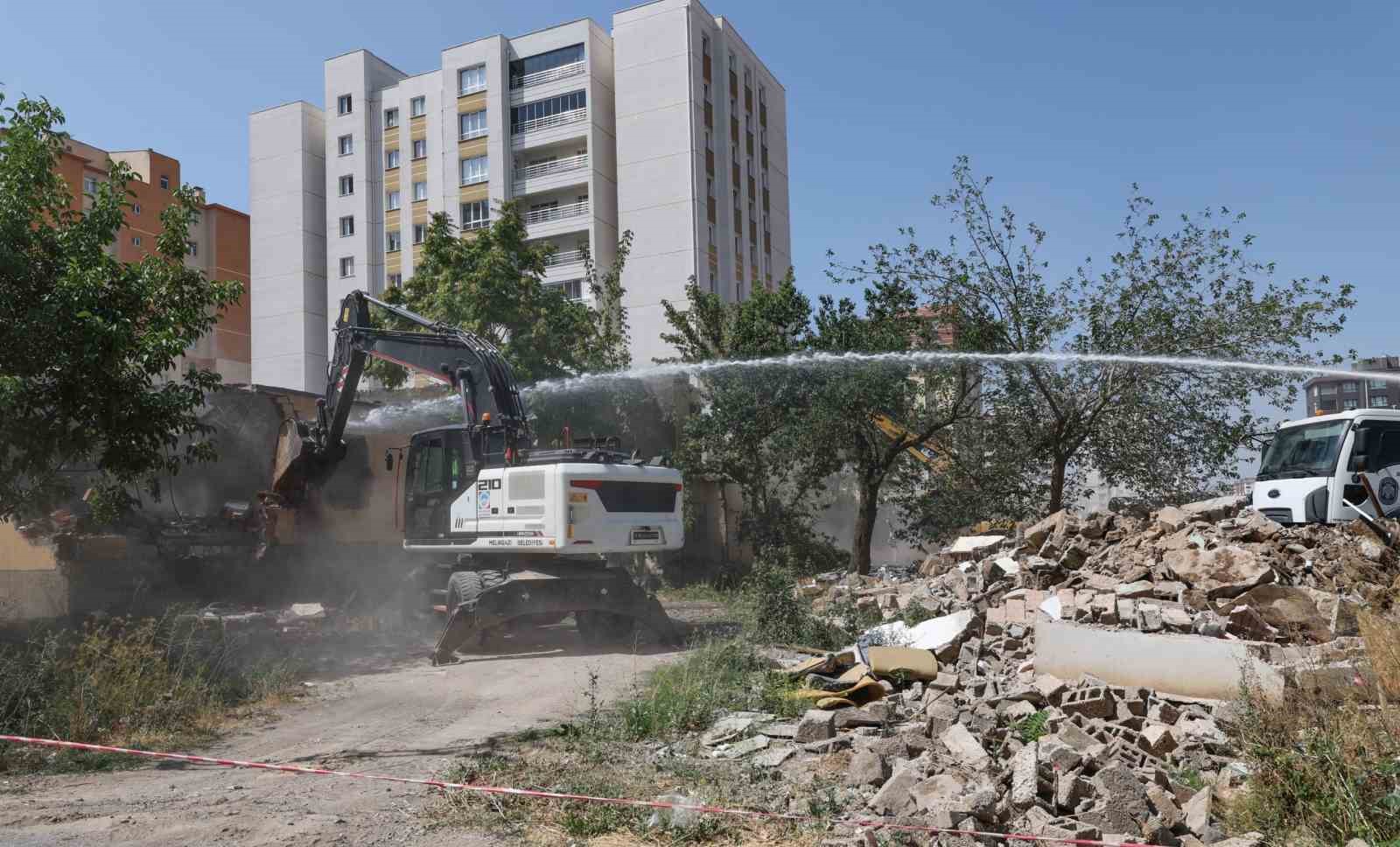 MELİKGAZİ'DE 11 FARKLI BÖLGEDE SÜRDÜRDÜĞÜ KENTSEL DÖNÜŞÜM ÇALIŞMALARINA HIZ KESMEDEN DEVAM EDEN MELİKGAZİ BELEDİYESİ; YILDIRIM BEYAZIT MAHALLESİ'NDE ÖMRÜNÜ TAMAMLAMIŞ 9 GECEKONDUNUN YIKIMINI GERÇEKLEŞTİRDİ.