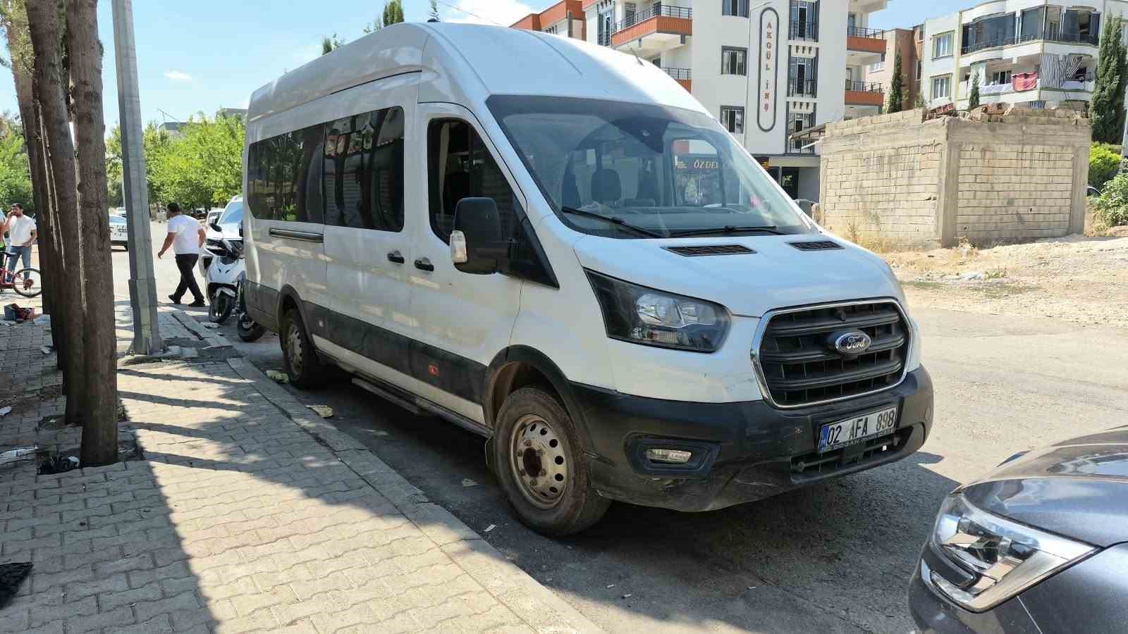 ADIYAMAN’DA MİNİBÜS İLE MOTOSİKLETİN ÇARPIŞMASI SONUCU MEYDANA GELEN KAZADA 2 KİŞİ YARALANDI.