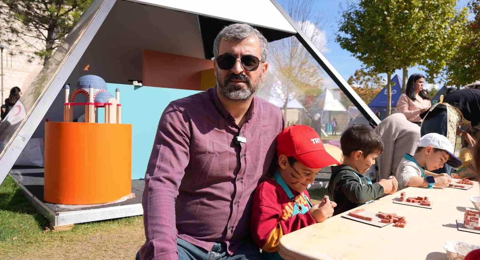 ETKİNLİĞE KATILAN UĞUR ŞAHİN