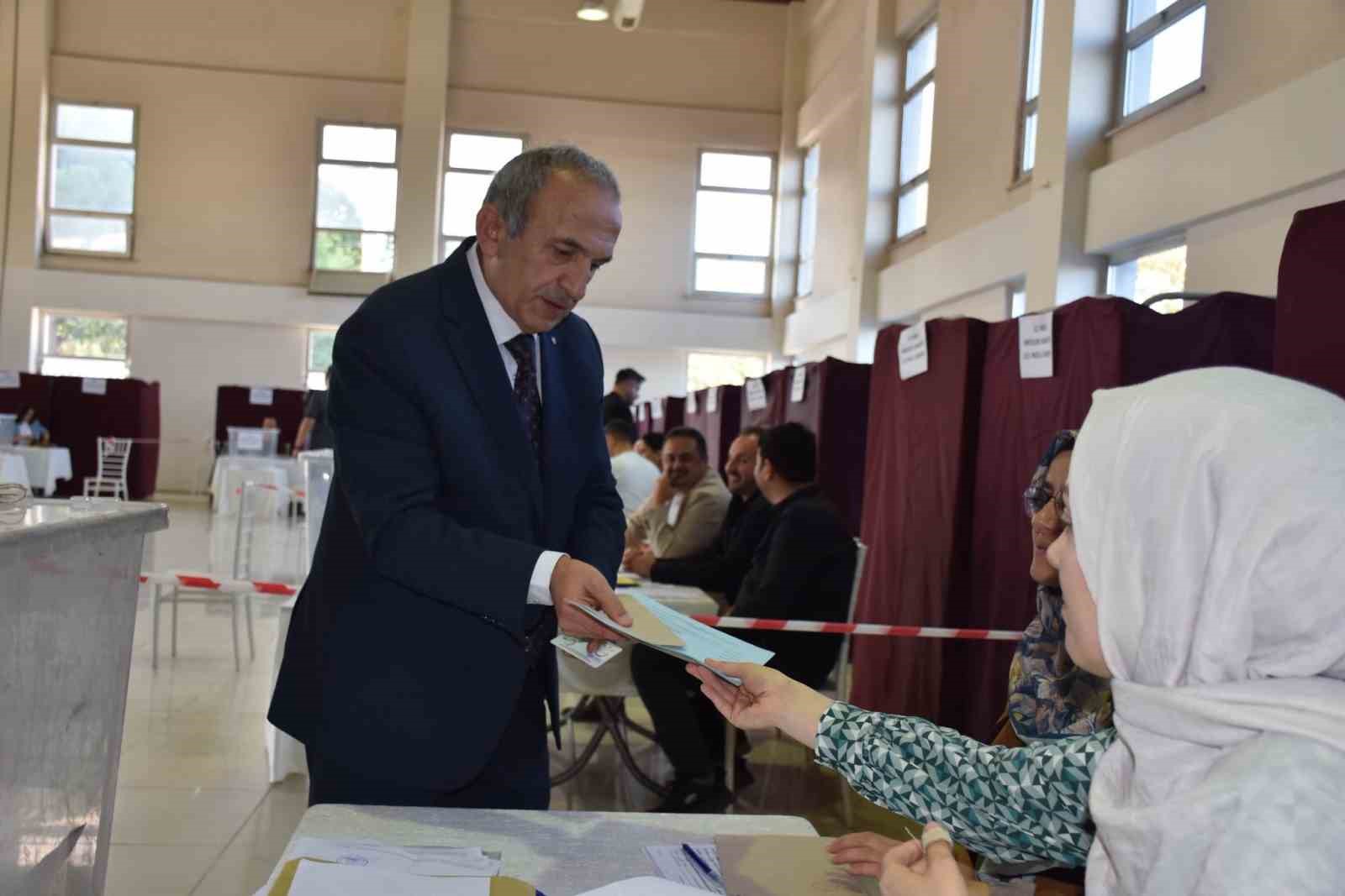 MANİSA TİCARET VE SANAYİ ODASI (MANİSA TSO) MESLEK KOMİTESİ VE MECLİS ÜYELİĞİ ORGAN SEÇİMLERİ TAMAMLANDI. MEVCUT YÖNETİM KURULU BAŞKANI MEHMET YILMAZ’IN DESTEKLEDİĞİ SARI LİSTELER, 23 MESLEK KOMİTESİNİN 22’SİNDE SANDIKTAN BİRİNCİ ÇIKARAK SEÇİMLERE DAMGASINI VURDU.