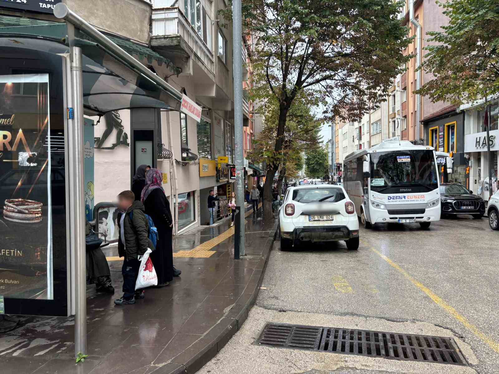 HEM TERS ŞERİTTEN GELDİ, HEM DE MİNİBÜS DURAĞINA PARK ETTİ