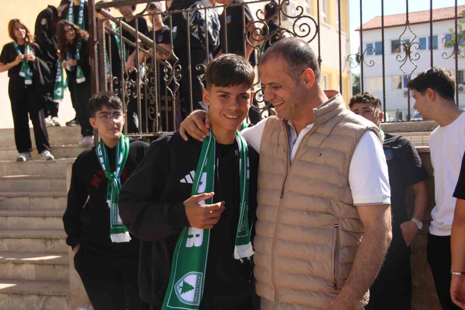 MUĞLASPOR KULÜP BAŞKANI MENAF KIYANÇ, BERABERİNDEKİ HEYET VE FUTBOLCULAR POYRAZ EFE YILDIRIM, MAMADY DİARRA, YİĞİT FİDAN İLE LUİS MAGO, TURGUT REİS ANADOLU LİSESİ’NDE ÖĞRENCİLERLE BİR ARAYA GELDİ.