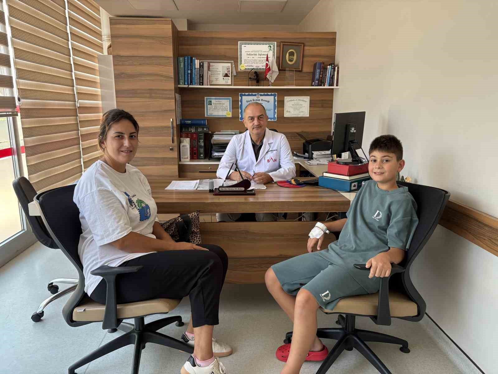 SAMSUN’DA AYLARCA KARIN AĞRISI ŞİKAYETİ YAŞAYAN 11 YAŞINDAKİ ERKEK HASTANIN SAĞ BÖBREĞİNDE TESPİT EDİLEN 12 MİLİMETRELİK TAŞ, RIRS (RETROGRAD İNTRARENAL CERRAHİ) YÖNTEMİYLE TEK SEANSTA TEMİZLENDİ.