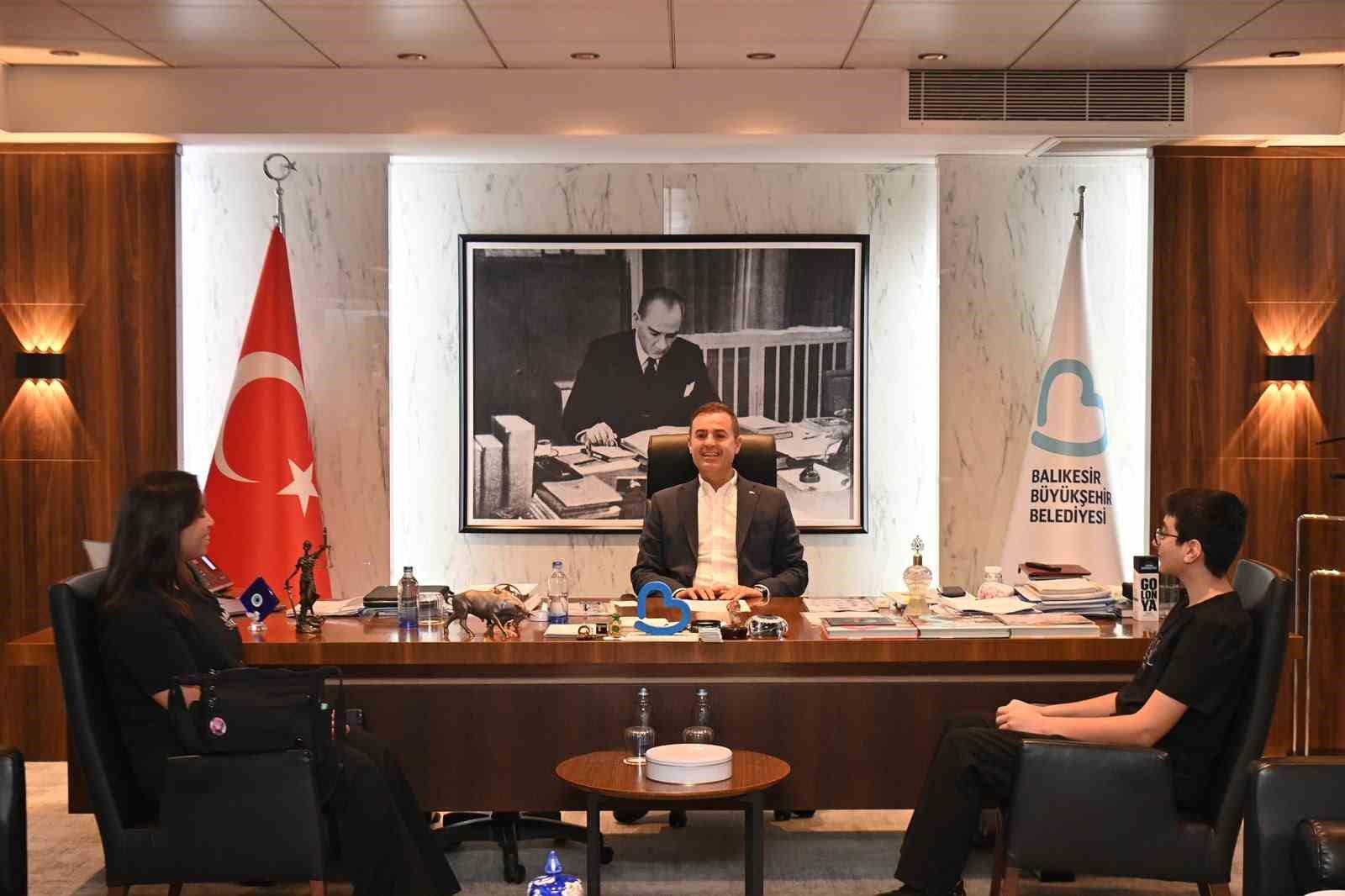 BAŞKAN AHMET AKIN, LGS BİRİNCİLERİNİ MAKAMINDA AĞIRLADI