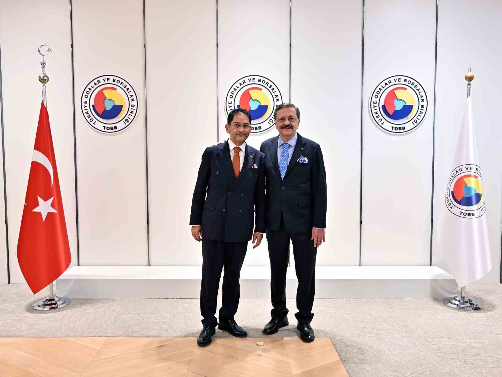 ERZURUM TİCARET BORSASI (ETB) YÖNETİM KURULU BAŞKANI HAKAN ORAL, MECLİS BAŞKANI YAVUZ GÜNEY VE BERABERİNDEKİ MECLİS ÜYELERİ, TÜRKİYE ODALAR VE BORSALAR BİRLİĞİ (TOBB) BAŞKANI M. RİFAT HİSARCIKLIOĞLU’NU ZİYARET ETTİ.