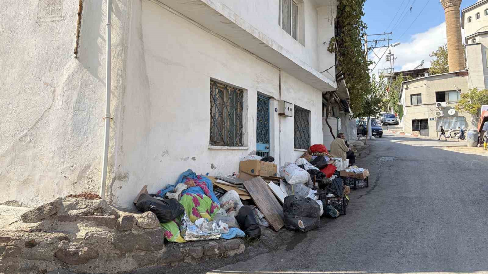 KONAK İLÇESİNDE MAHALLE SAKİNLERİ, ÇÖP EV OLDUĞU İDDİA EDİLEN DAİREDEN YAYILAN KÖTÜ KOKULAR VE HAŞERELER NEDENİYLE İSYAN ETTİ.
