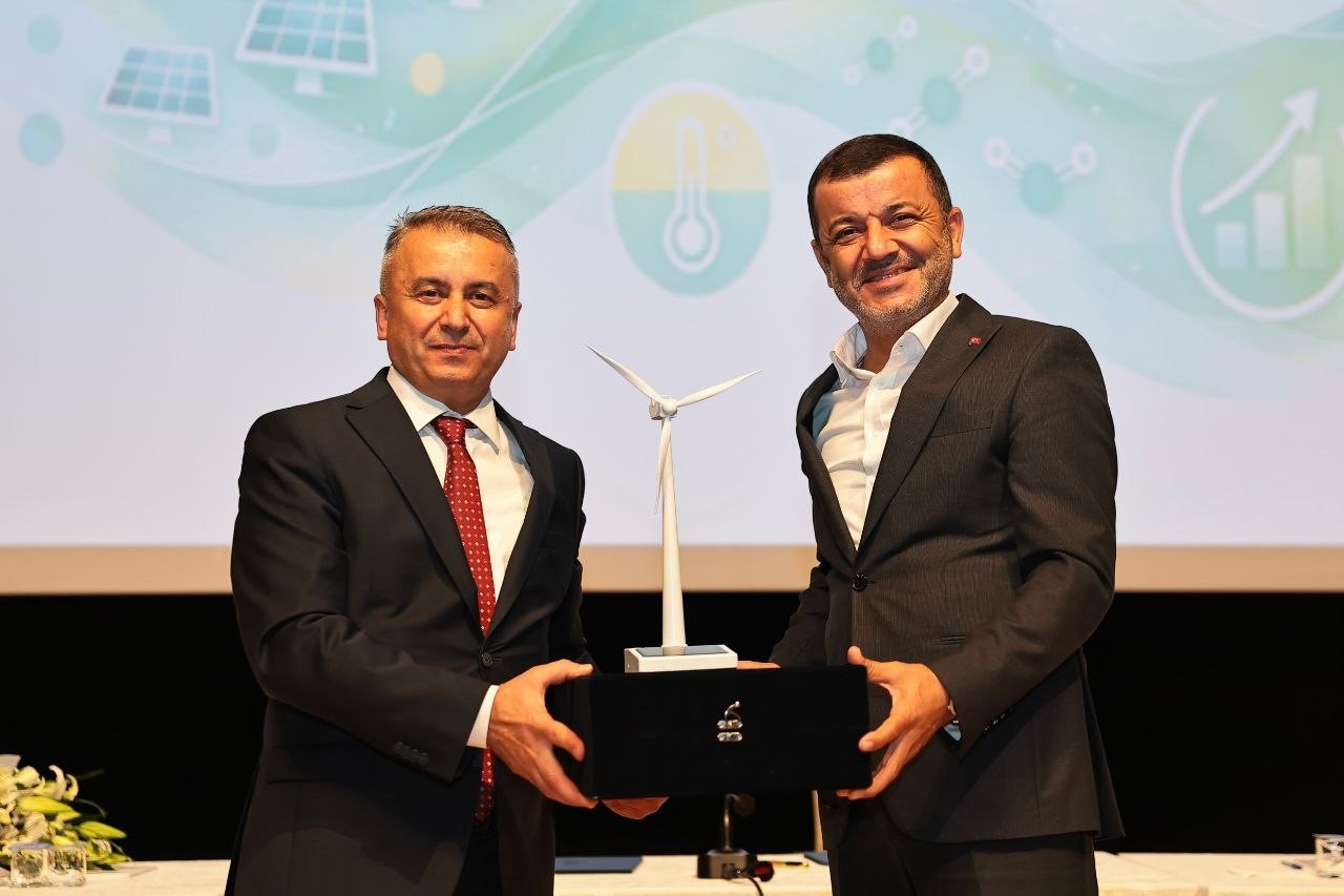 DENİZLİ BÜYÜKŞEHİR BELEDİYESİ, İKLİM DEĞİŞİKLİĞİYLE MÜCADELE VE SÜRDÜRÜLEBİLİR KENT VİZYONU KAPSAMINDA HAZIRLADIĞI YEREL İKLİM DEĞİŞİKLİĞİ EYLEM PLANI (YİDEP) LANSMANI VE İŞ BİRLİĞİ PROTOKOLÜ İMZA TÖRENİNİ GENİŞ BİR KATILIMLA GERÇEKLEŞTİRDİ.