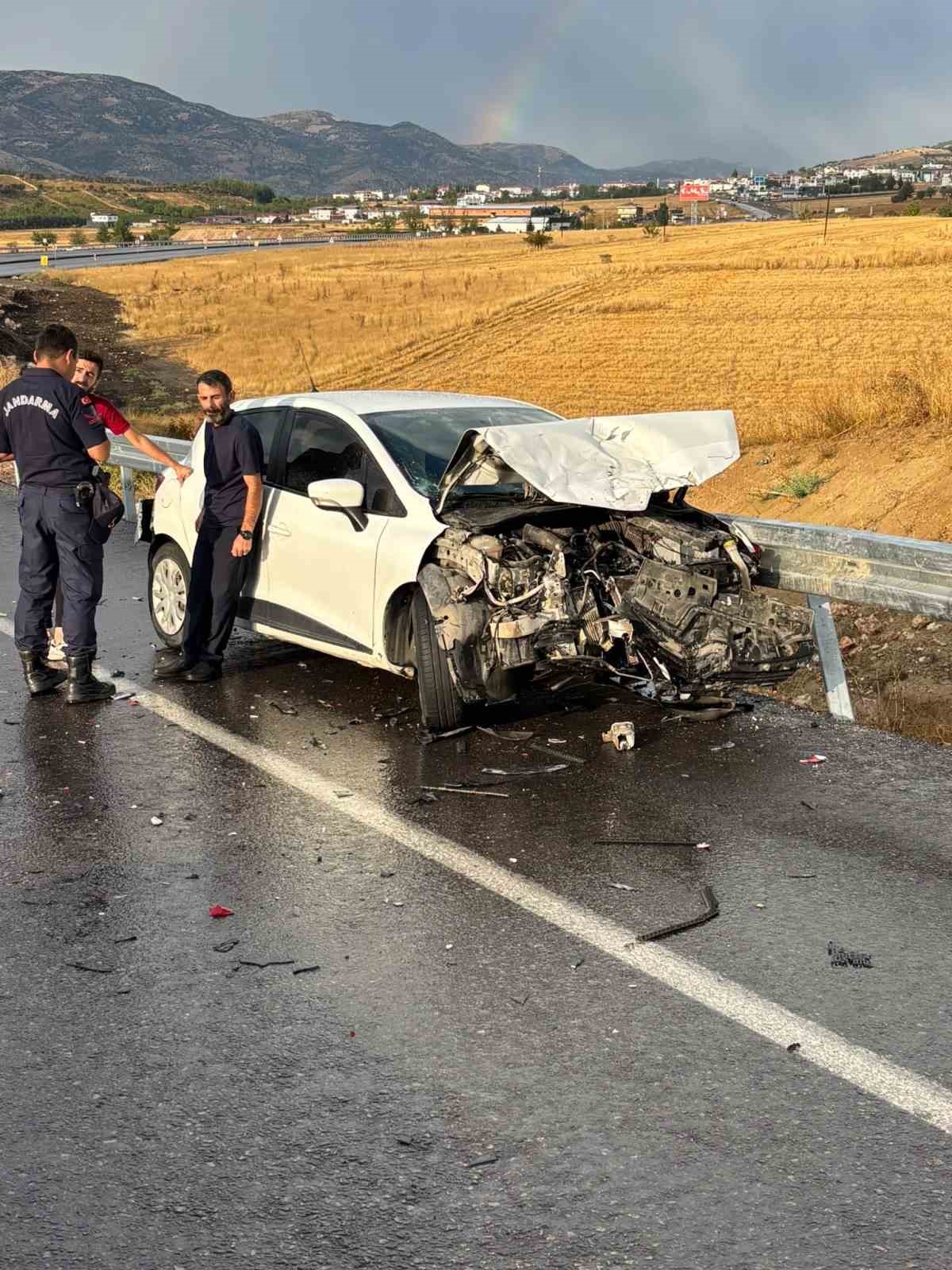 ADIYAMAN’IN GÖLBAŞI- KAHRAMANMARAŞ KARAYOLUNDA DÖRT OTOMOBİLİN KARIŞTIĞI ZİNCİRLEME TRAFİK KAZASINDA 4 KİŞİ YARALANDI.