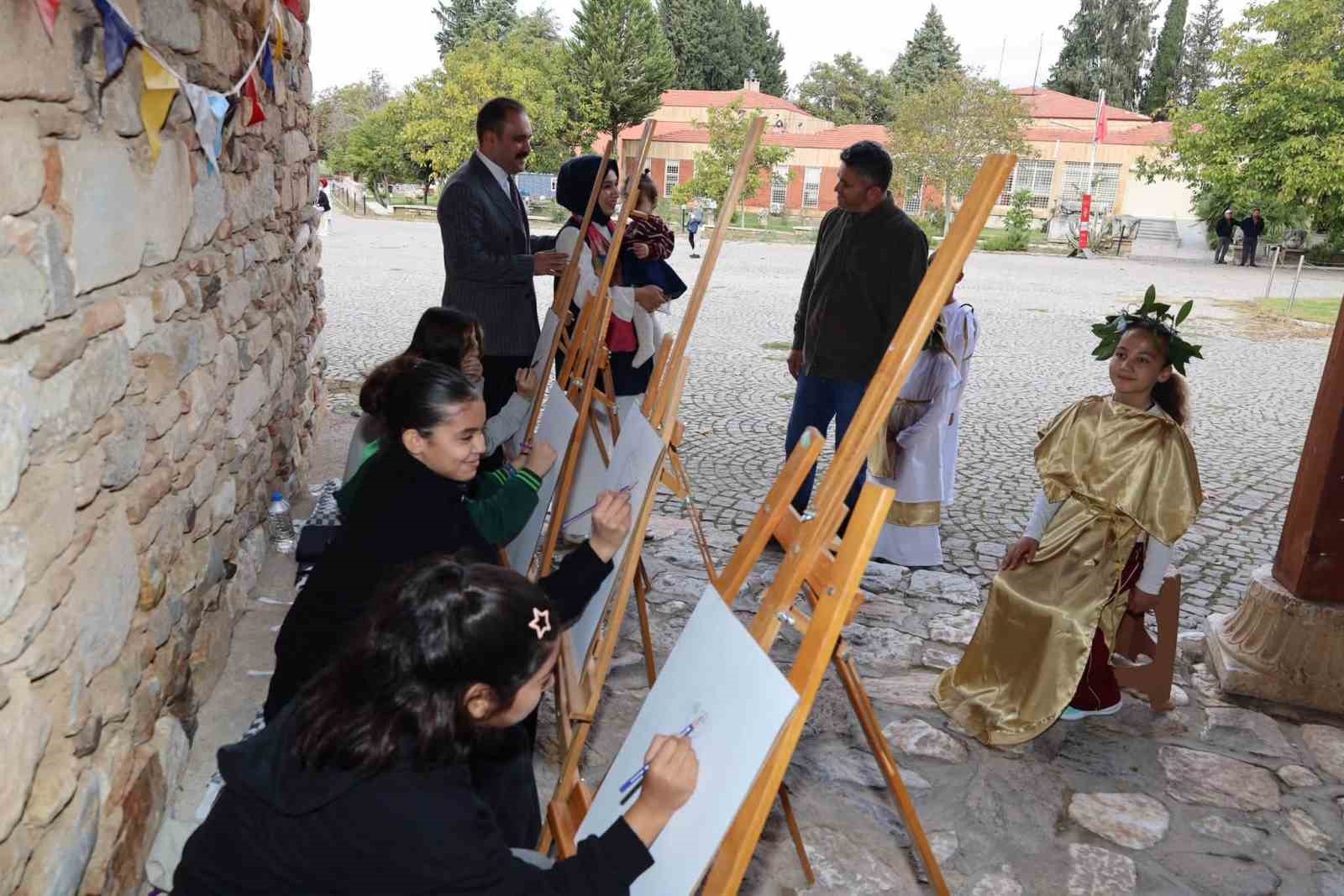 AYDIN'IN KARACASU İLÇESİNDEKİ AFRODİSİAS ANTİK KENTİ'NDE HAYATA GEÇİRİLEN ÇOCUK ATÖLYESİNDE MİNİKLER, ARKEOLOJİK KAZI ÇALIŞMALARINDAN SİKKE BASIMINA, MASKE YAPIMINDAN SANAT ETKİNLİKLERİNE KADAR BİRÇOK UYGULAMAYLA TARİHİ VE KÜLTÜREL MİRASI YAKINDAN TANIMA FIRSATI BULDU.