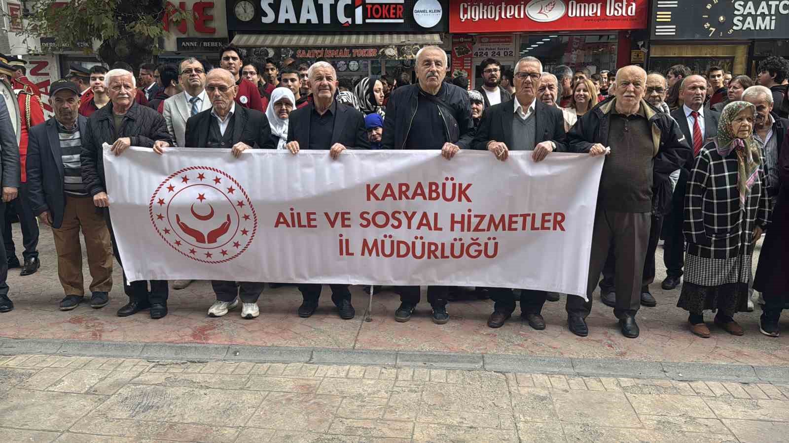 AİLE VE SOSYAL HİZMETLER İL MÜDÜRLÜĞÜ TARAFINDAN KEMAL GÜNEŞ CADDESİ'NDE GERÇEKLEŞTİRİLEN YÜRÜYÜŞ, GÜVEN KAVŞAĞI'NDA SONA ERDİ.