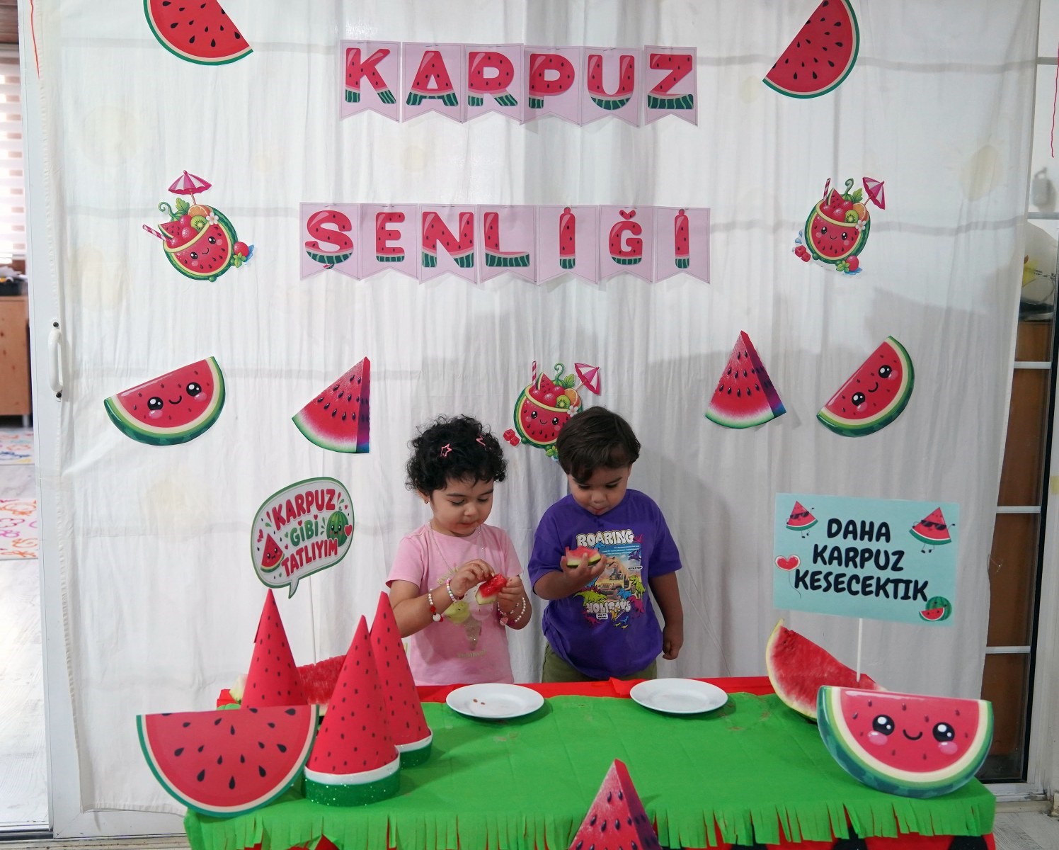 YUNUSEMRE BELEDİYESİ ÇOCUK KÜLTÜR VE SANAT MERKEZLERİ, ÇOCUKLARIN EĞİTİMDEN SANATA, KÜLTÜRDEN SOSYAL GELİŞİME KADAR BİRÇOK ALANDA KENDİLERİNİ GELİŞTİRMELERİNE KATKI SAĞLIYOR. MERKEZLERDEN YARARLANAN VELİLER, ÇOCUKLARININ KISA SÜREDEKİ DEĞİŞİMİNDEN DUYDUKLARI MEMNUNİYETİ DİLE GETİRDİ.