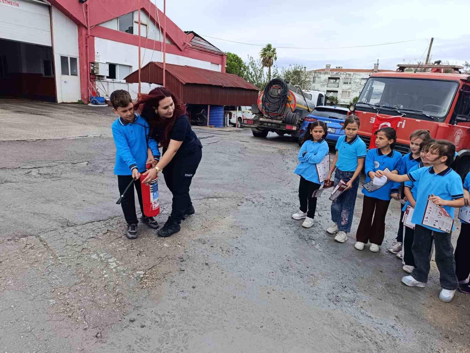 İTFAİYE HAFTASI’NDA YANGINDAN ETKİLENEN BAĞYÜZÜ İLKOKULU ÖĞRENCİLERİNDEN İTFAİYECİLERE ANLAMLI ZİYARET