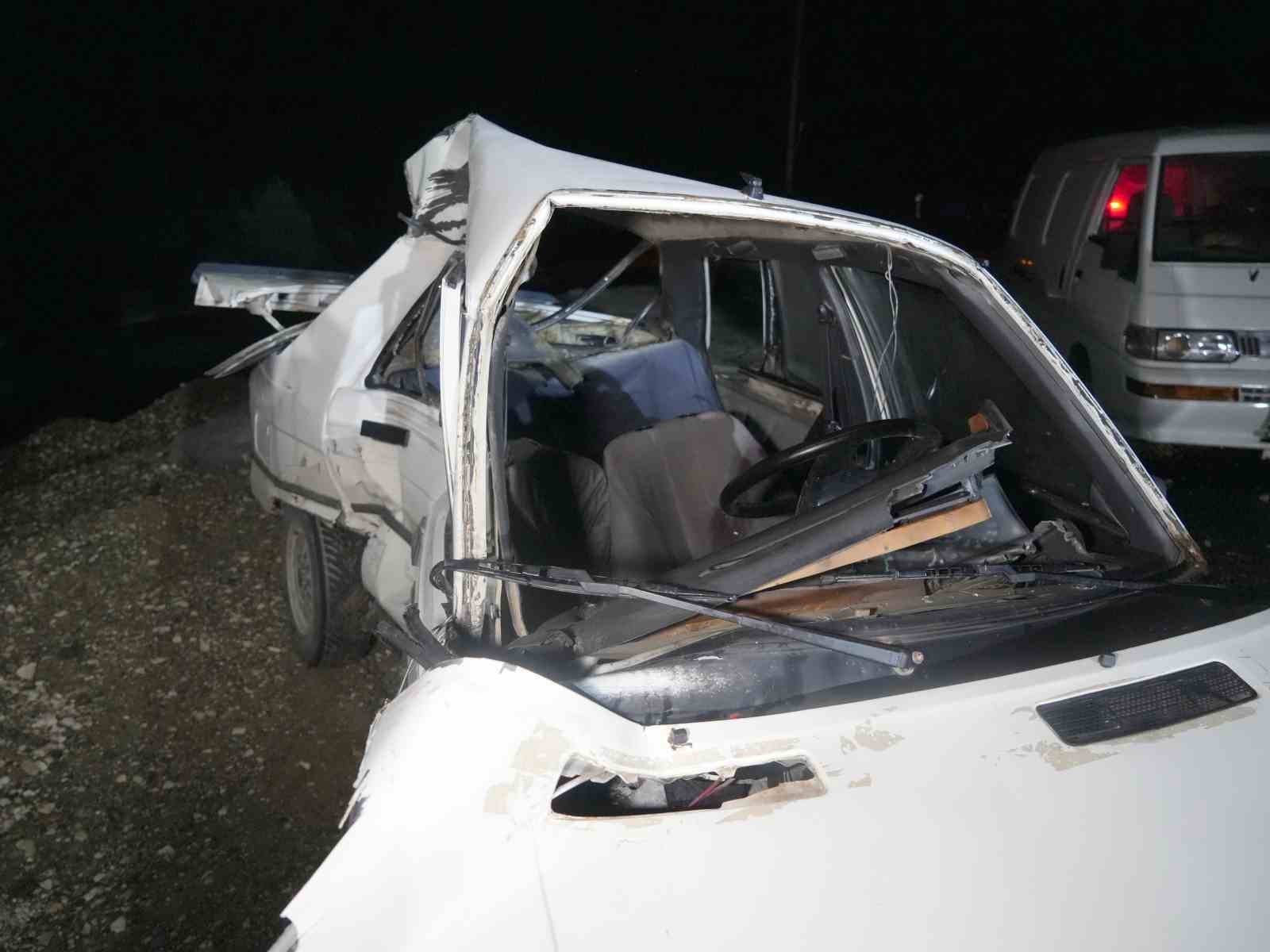 KASTAMONU’NUN TAŞKÖPRÜ İLÇESİNDE TIR İLE OTOMOBİLİN ÇARPIŞTIĞI KAZADA SÜRÜCÜ CİHAN ERGÜN İLE YANINDA BULUNAN EŞİ SEYHAN ERGÜN HAYATINI KAYBETTİ.