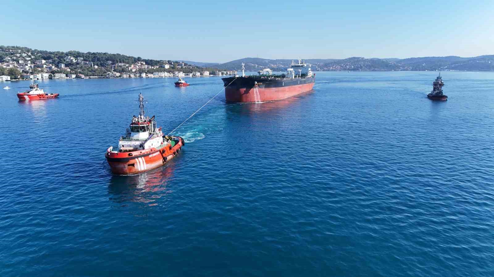 RUSYA'NIN KARADENİZ KIYISINDAKİ NOVOROSSİYSK LİMANI YAKINLARINDA BULUNAN HAZAR BORU HATTI KONSORSİYUMU (CPC) TERMİNALİNDE HAM PETROL YÜKLEYEN LİBERYA BAYRAKLI PETROL TANKERİ, İNSANSIZ HAVA ARACI (İHA) İLE HEDEF ALINDI.