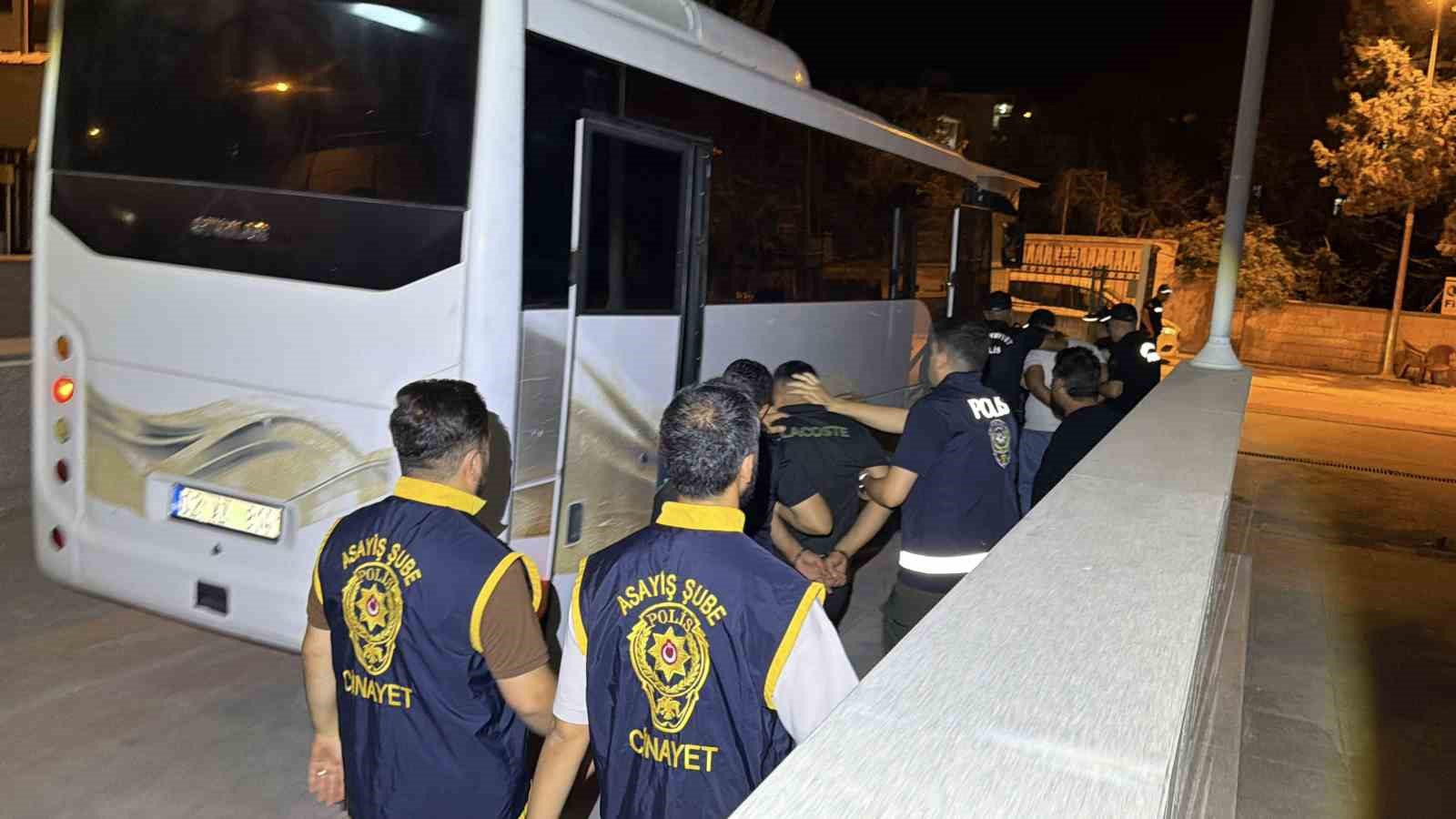 EŞ ZAMANLI OPERASYONDA GÖZALTINA ALINAN 6 ŞÜPHELİDEN 5’İ TUTUKLANDI.