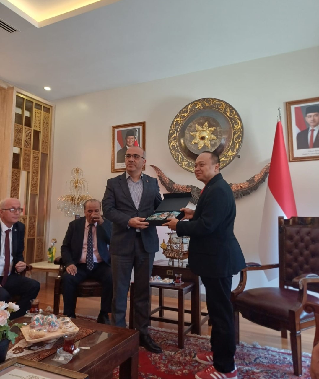 YALOVA’DAN BİR HEYET, ENDONEZYA’NIN BAĞIMSIZLIĞININ 81. YIL DÖNÜMÜ DOLAYISIYLA ANKARA’DA DÜZENLENEN PARTNERSHİP DAY RESEPSİYONU’NA KATILDI. ENDONEZYA’NIN ANKARA BÜYÜKELÇİSİ ACHMAD RİZAL PURNAMA’NIN EV SAHİPLİĞİNDE GERÇEKLEŞTİRİLEN PROGRAM ÖNCESİNDE BÜYÜKELÇİ PURNAMA İLE YAKLAŞIK BİR SAAT SÜREN GÖRÜŞMEDE, İKİ ÜLKE ARASINDA ÖZELLİKLE ENGELSİZ BİR DÜNYANIN İNŞASI KONUSUNDA ÖNÜMÜZDEKİ DÖNEMDE İŞ BİRLİĞİ İÇERİSİNDE ÇALIŞMALAR YAPILMASI KONUSUNDA MUTABAKATA VARILDI.
