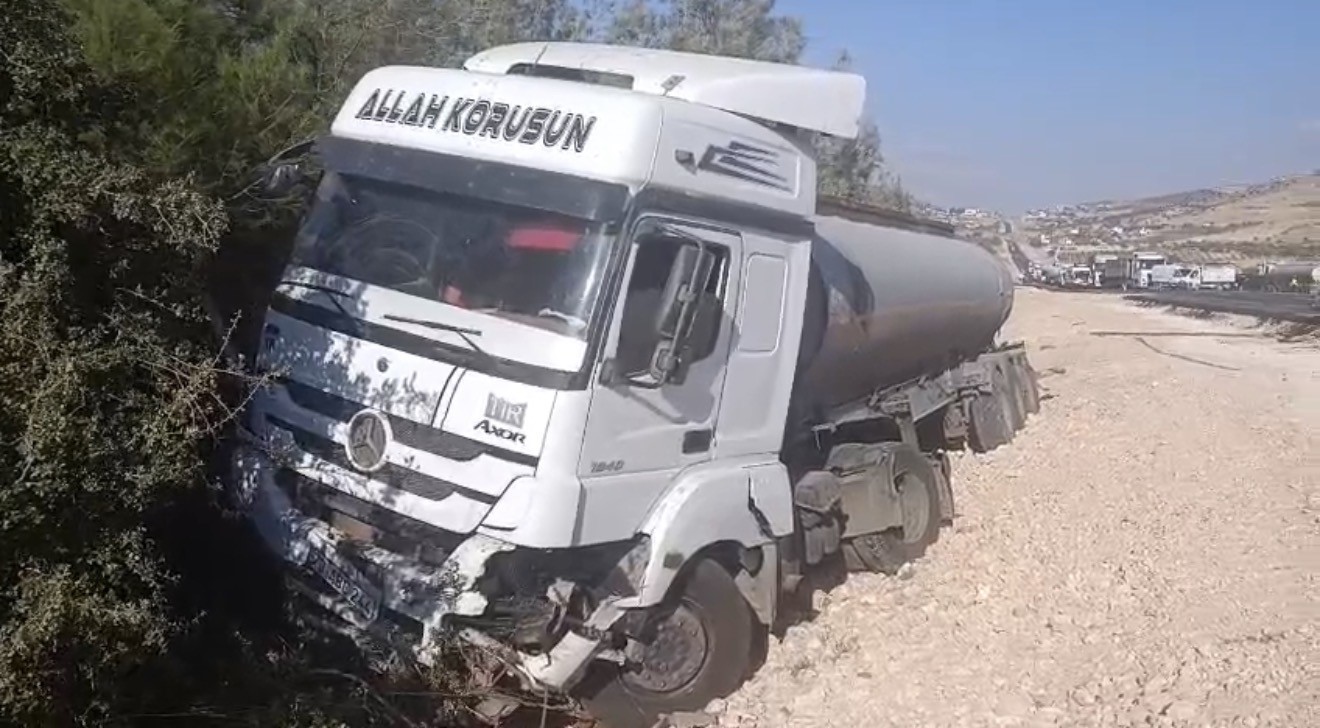 GELİN KONVOYUNA ÇARPMAMAK İÇİN MANEVRA YAPAN TANKER YOLDAN ÇIKTI