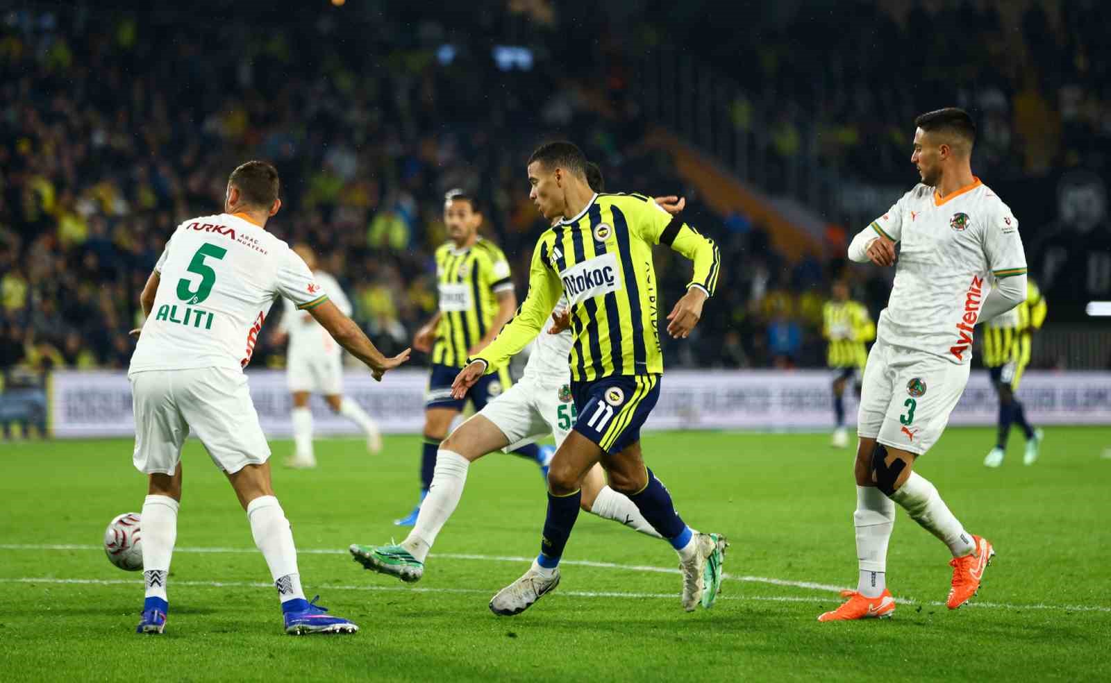 TRENDYOL SÜPER LİG'İN 8. HAFTASINDA FENERBAHÇE, CORENDON ALANYASPOR'U KONUK EDİYOR. MÜCADELENİN İLK YARISI SARI-LACİVERTLİLERİN 1-0'LIK ÜSTÜNLÜĞÜYLE TAMAMLANDI.